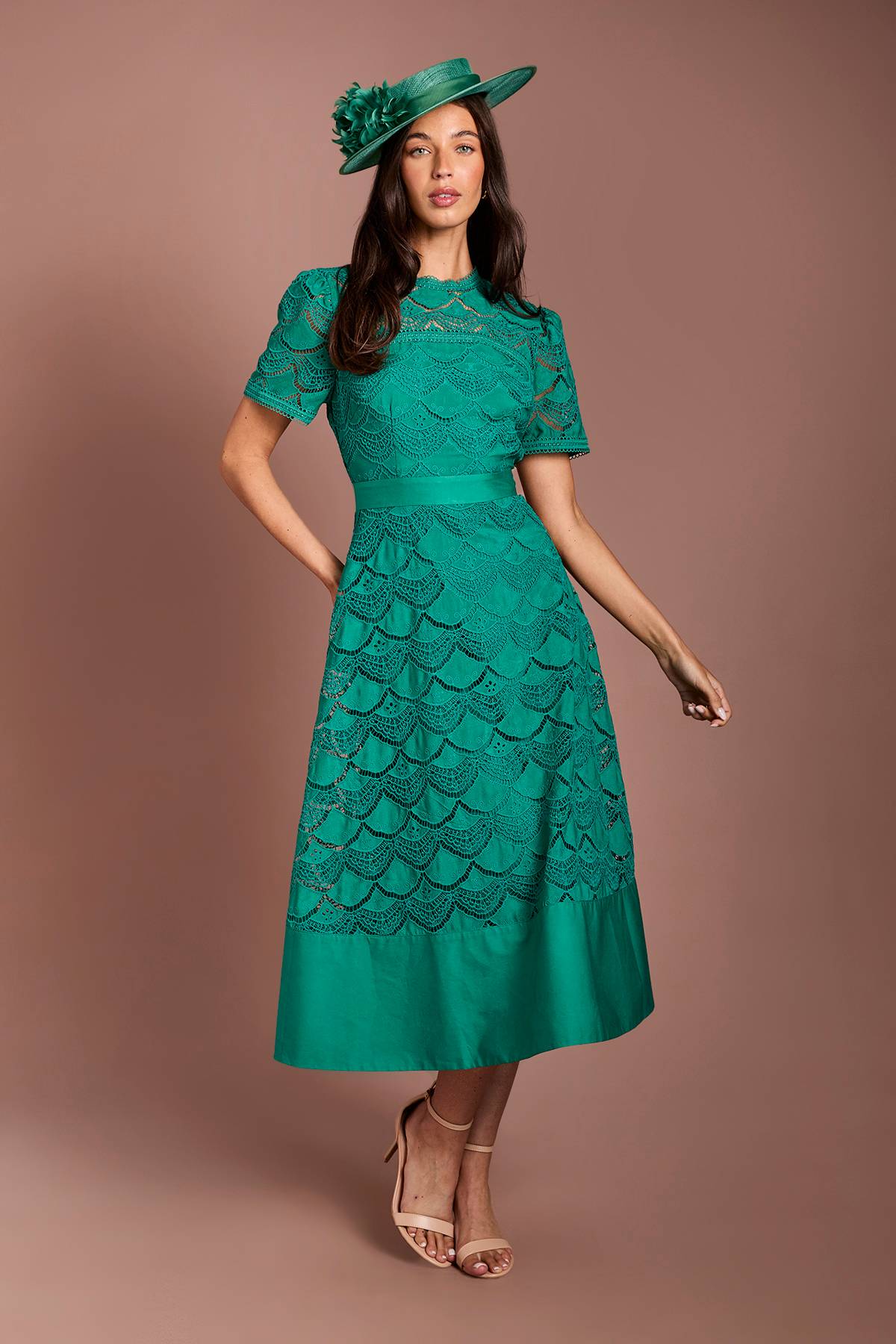Coast Robe Midi Lisa À Manches Courtes En Dentelle Tan Avec Finitions En Satin