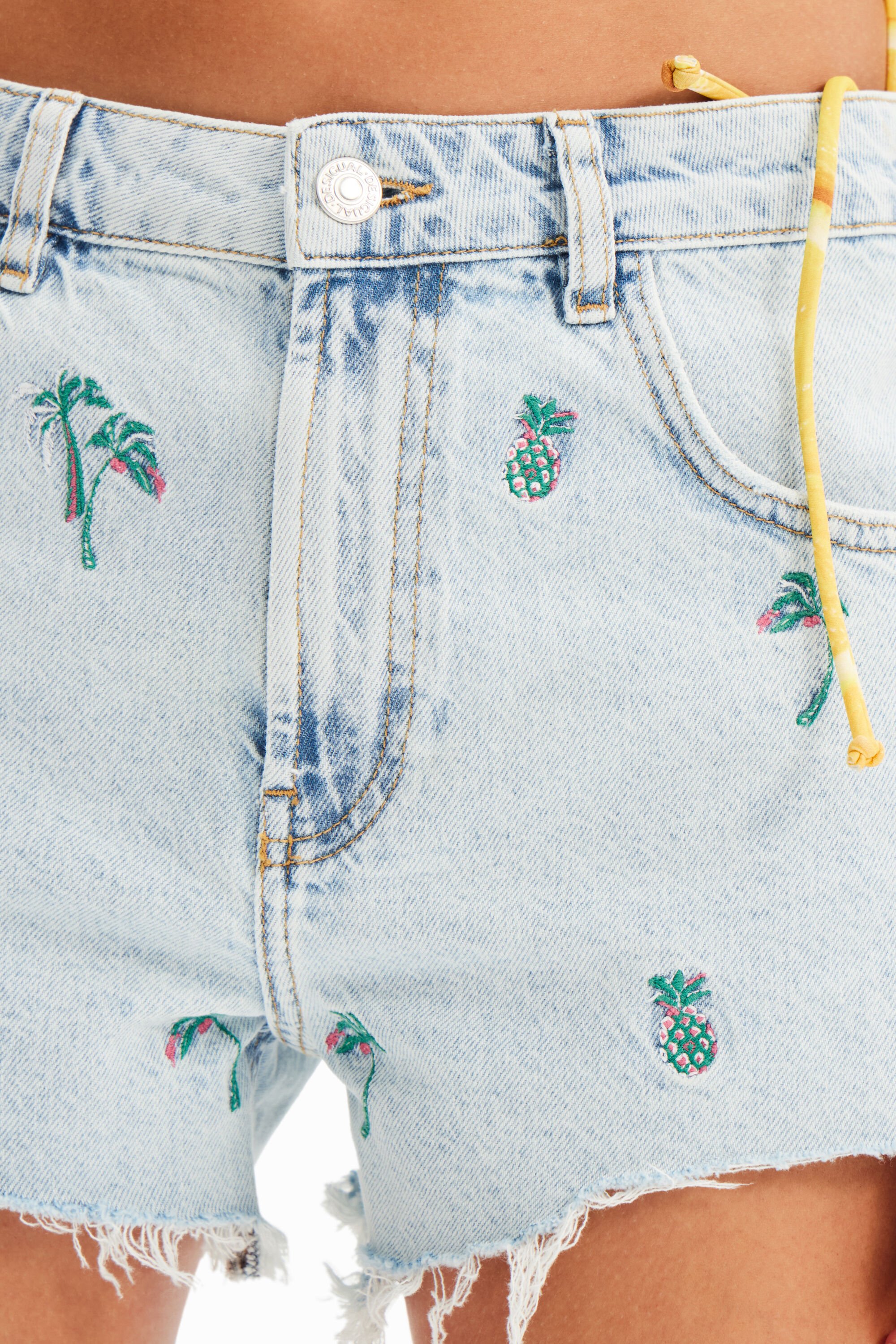 Short en jean brodé