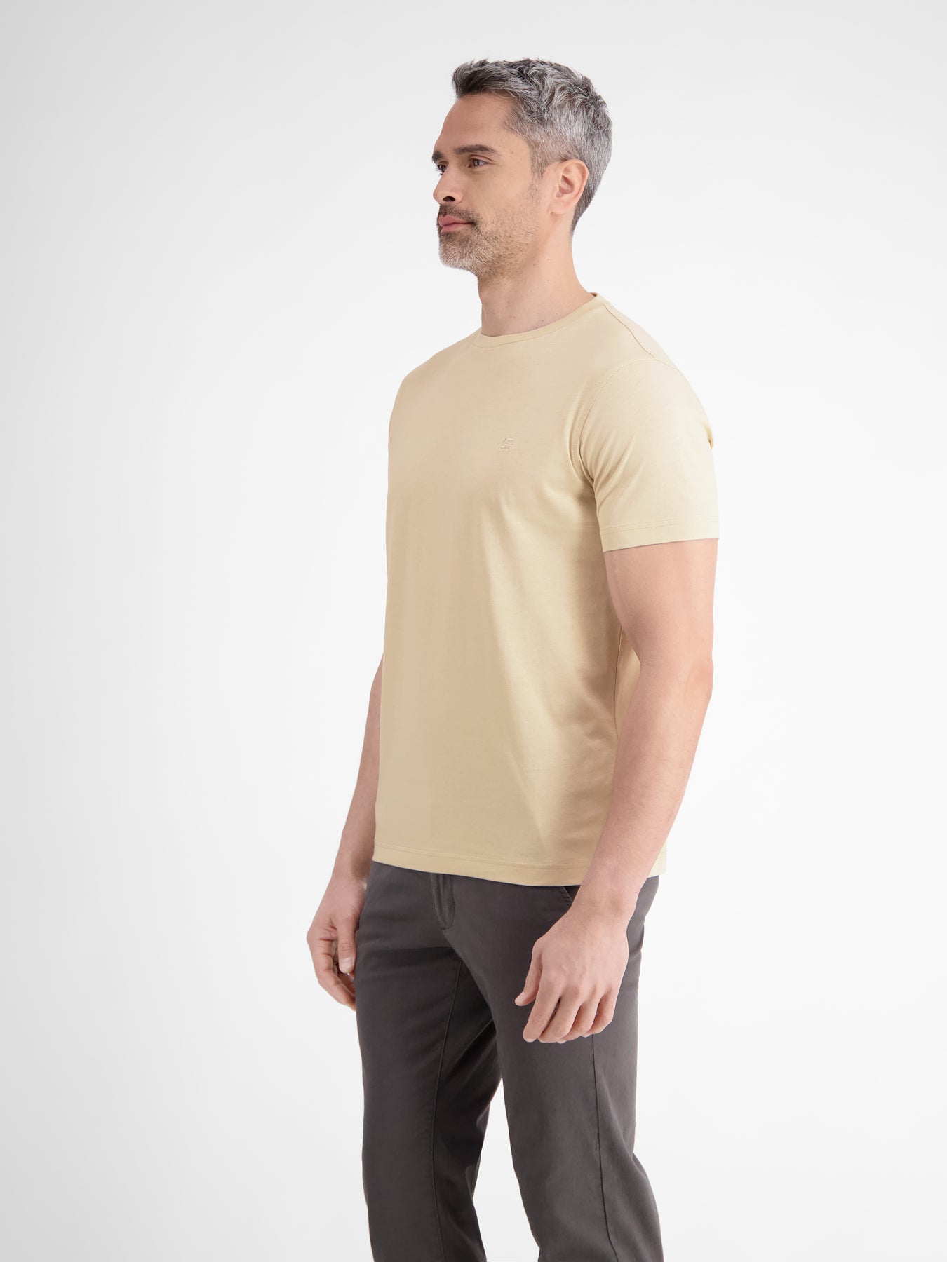 Basic T-Shirt mit Logostitck, unifarben