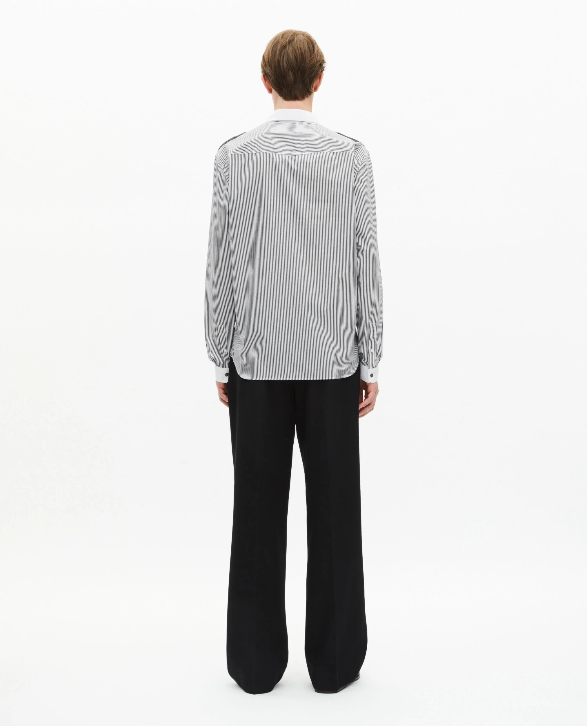 Chemise à fines rayures blanche et noire