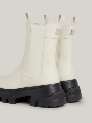 Botas Chelsea de couro com solado grosso e travas.