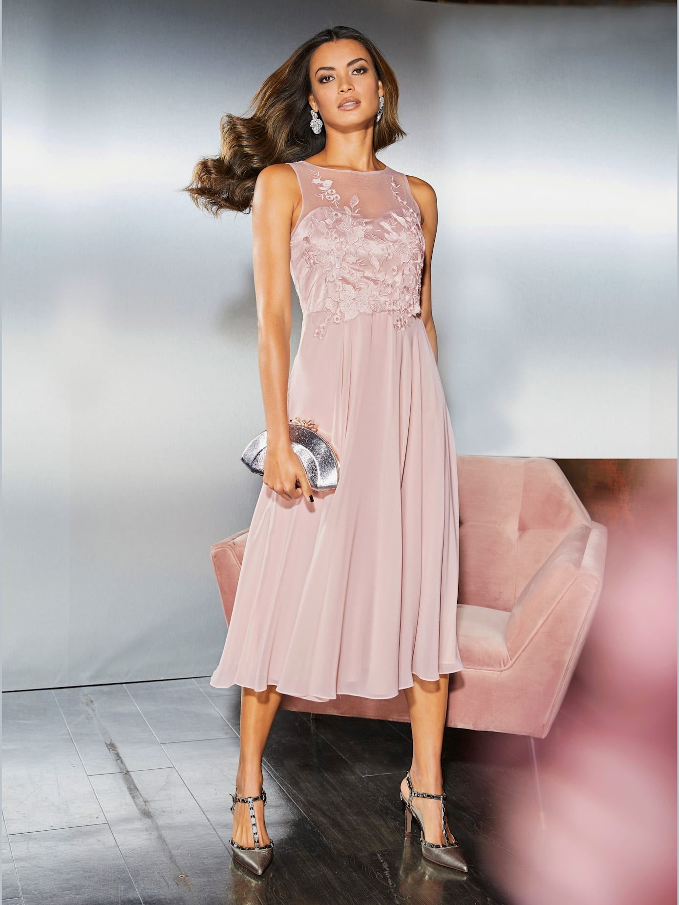 Robe de cocktail fermeture boutonnée dans le cou