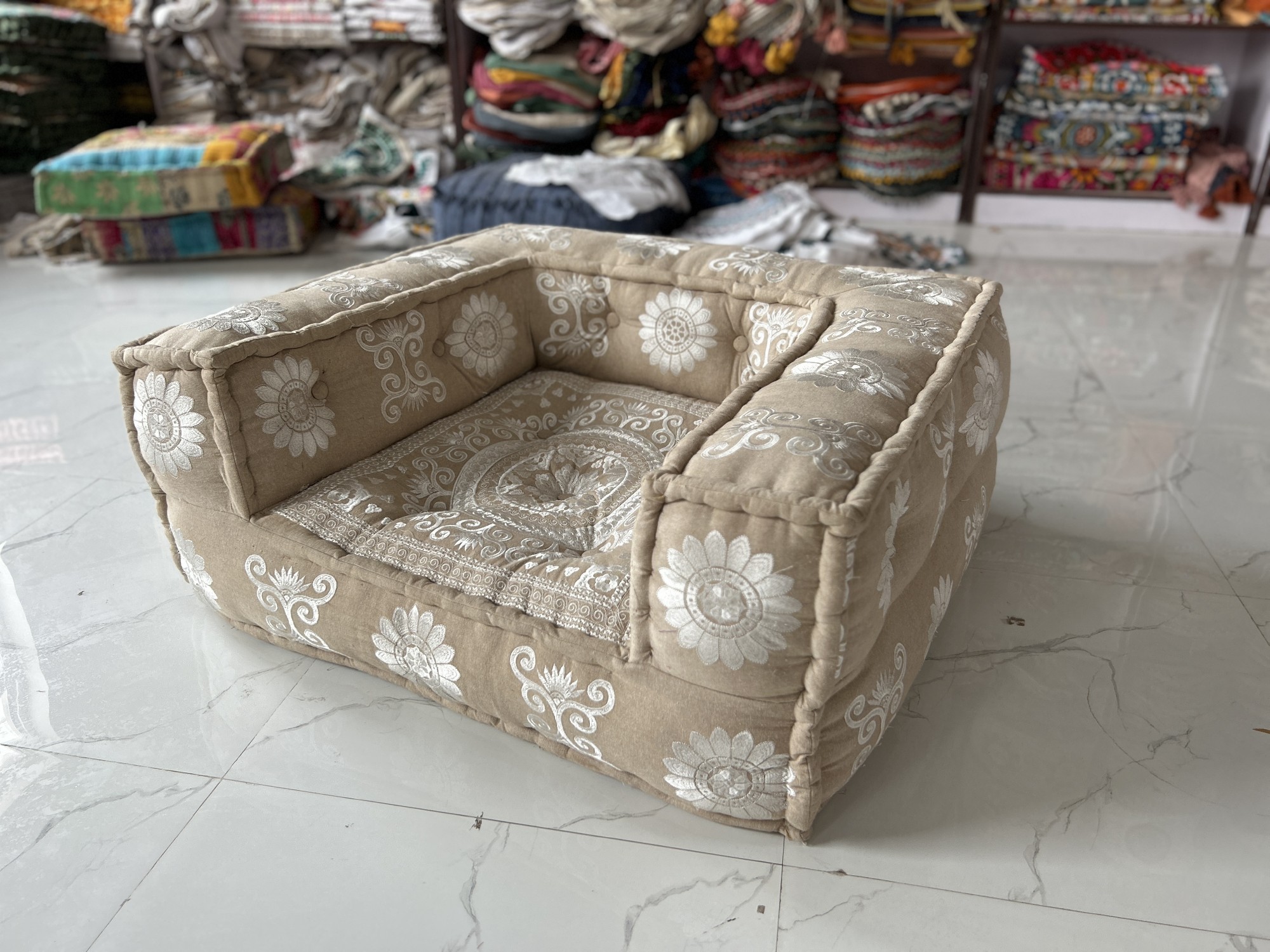 Bodensessel 'Yep', beige, weiß, B 90 cm, L 80 cm, H 40 cm von fischer's lagerhaus