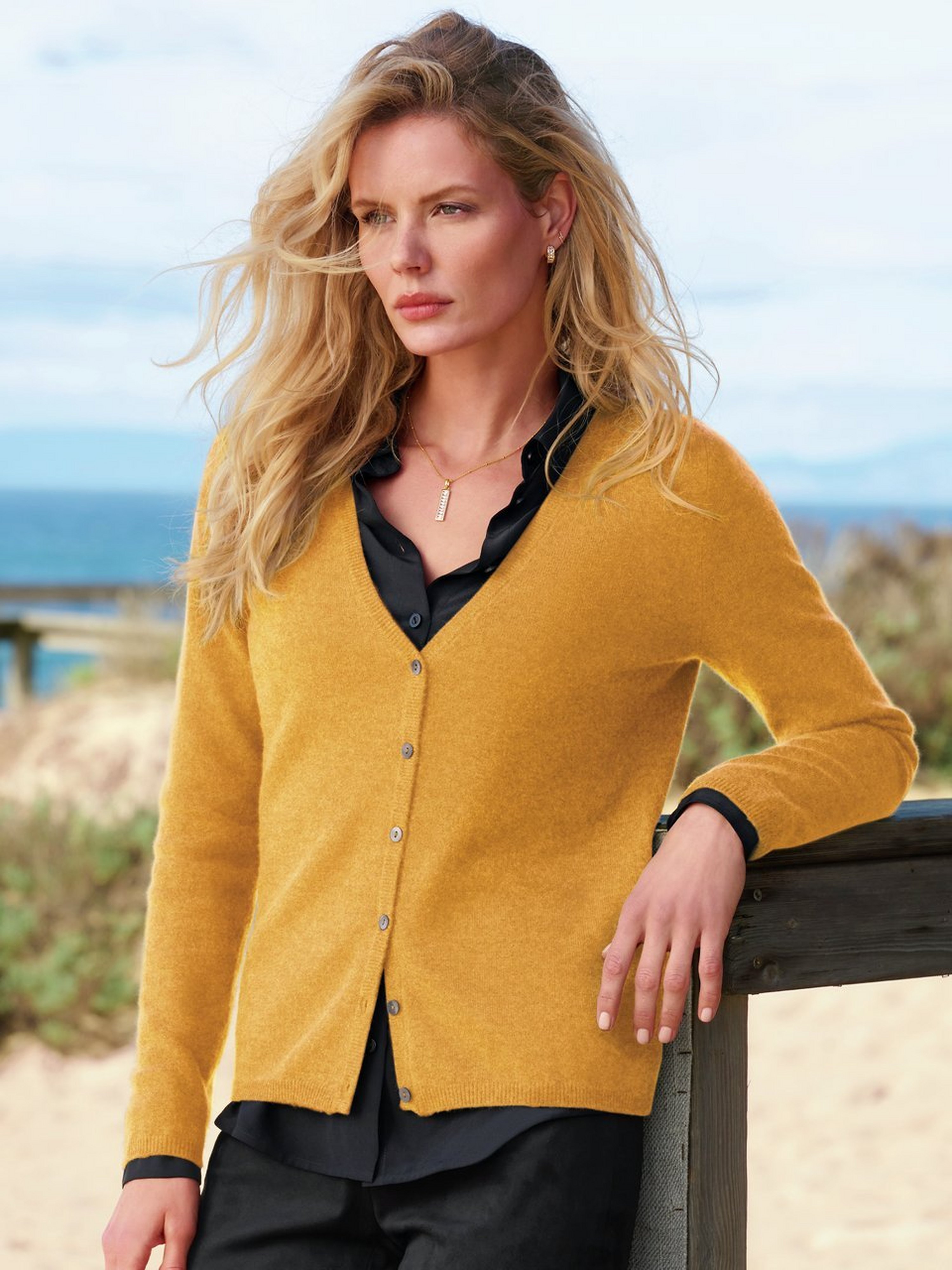 Strickjacke mit tiefem V-Ausschnitt