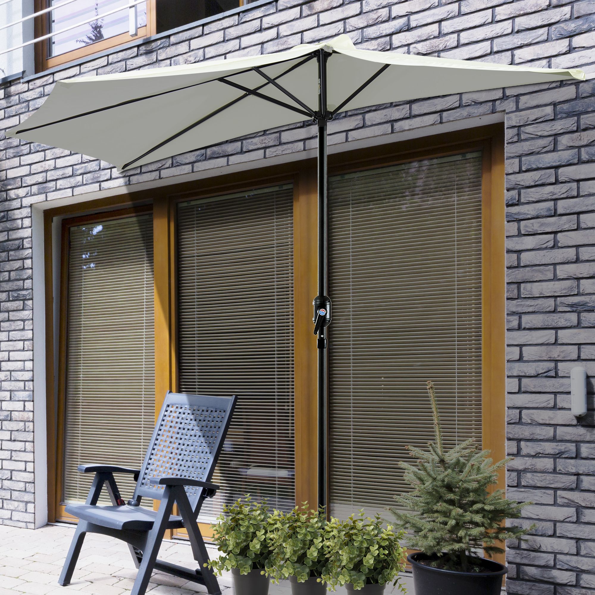 Guarda-sol Outsunny 269x138x236 cm para jardim, com manivela e formato semicircular, ideal para terraços, pátios e piscinas ao ar livre, na cor creme.