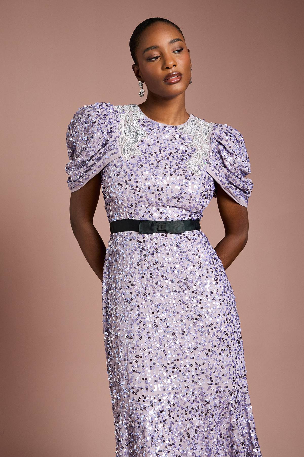 Coast Robe Mi-Longue à Manches Bouffantes Ornée de Sequins