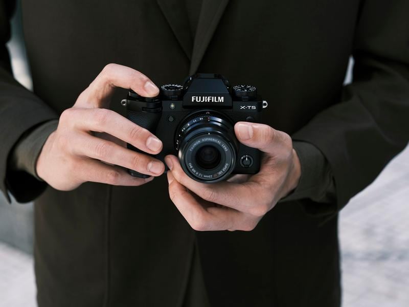 Fujifilm Fotokamera X-T5 Kit XF 16-50mm Schwarz Spiegellose Systemkamera mit 40.2 Megapixel-Sensor und integriertem Fünf-Achsen-Bildstabilisator inkl. Objektiv