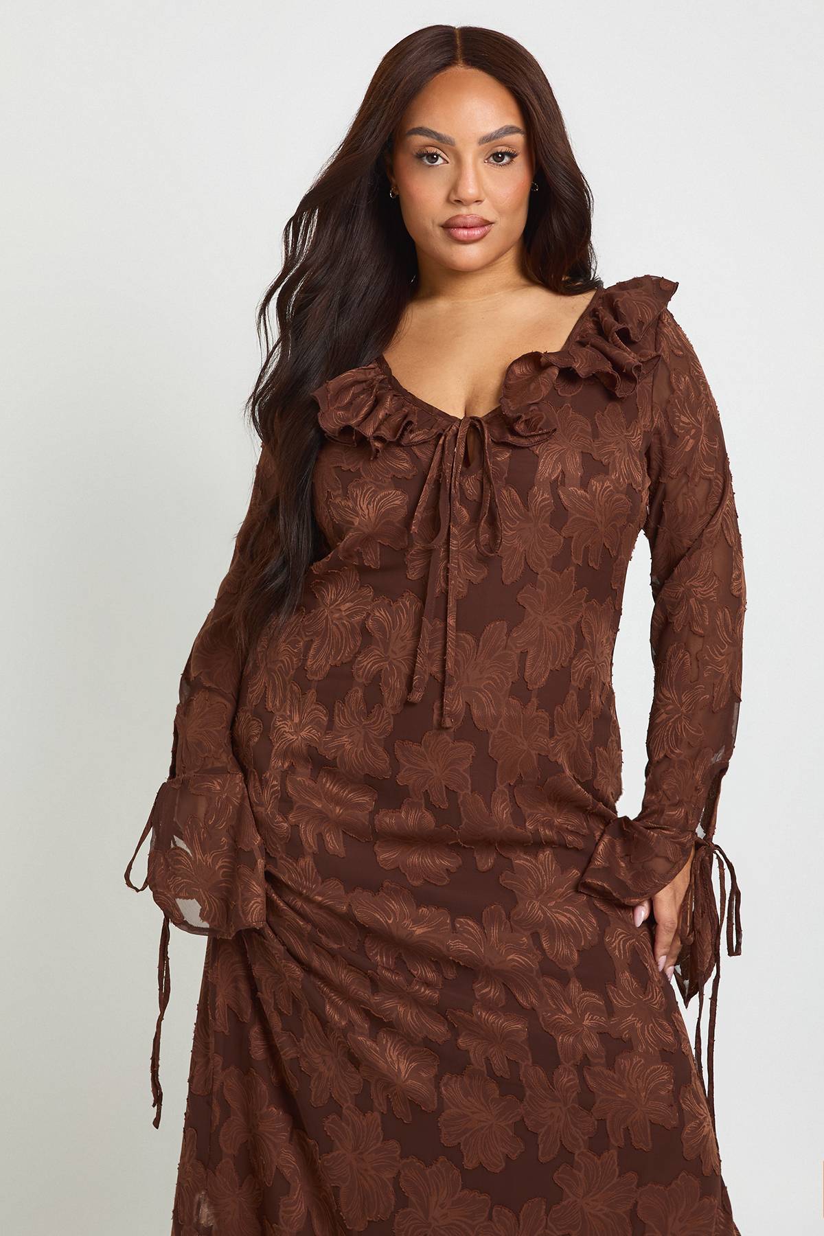 boohoo Robe Midaxi Grande Taille en Mousseline Dévorée à Volants