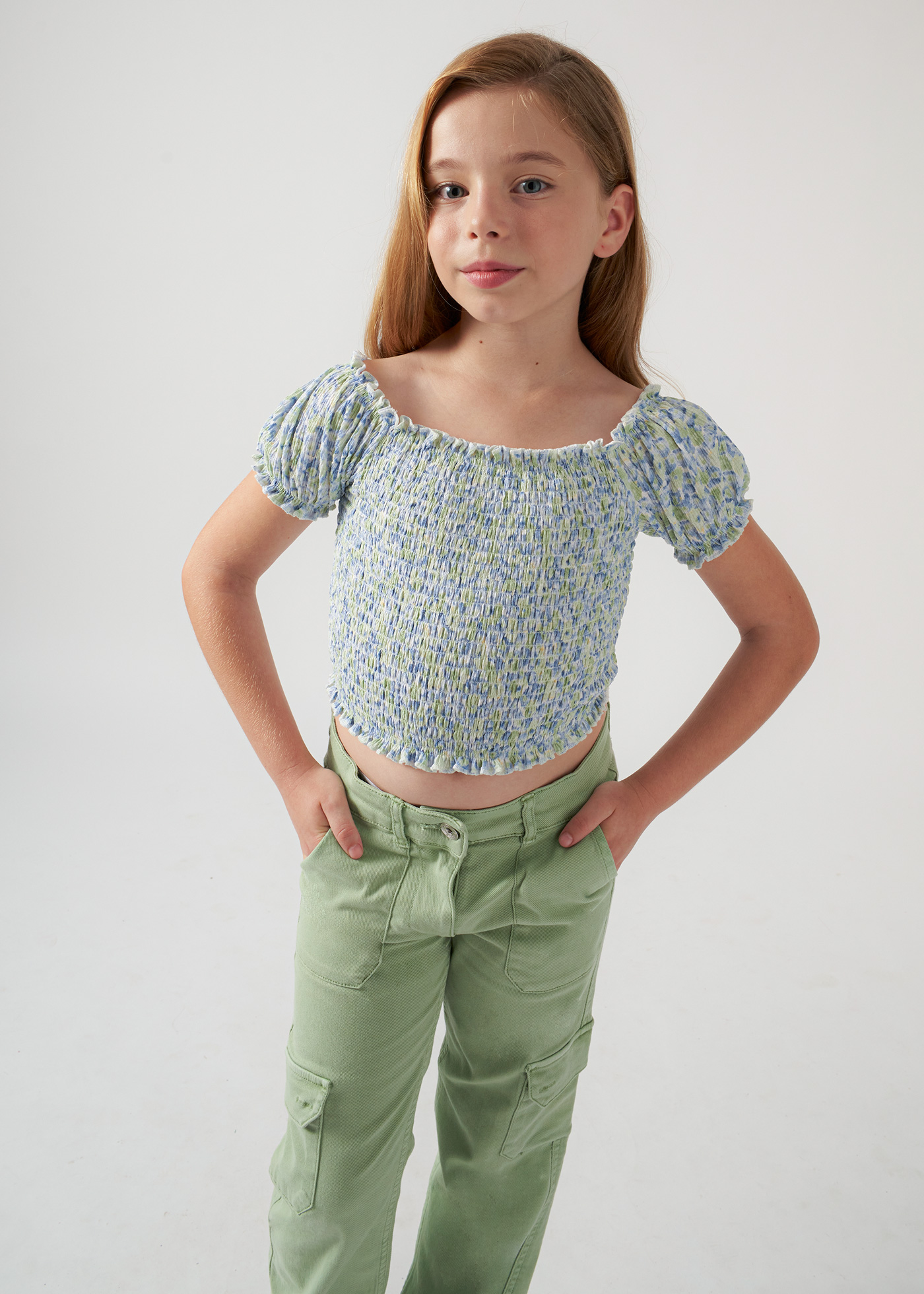 Menina com bata de bolinhas