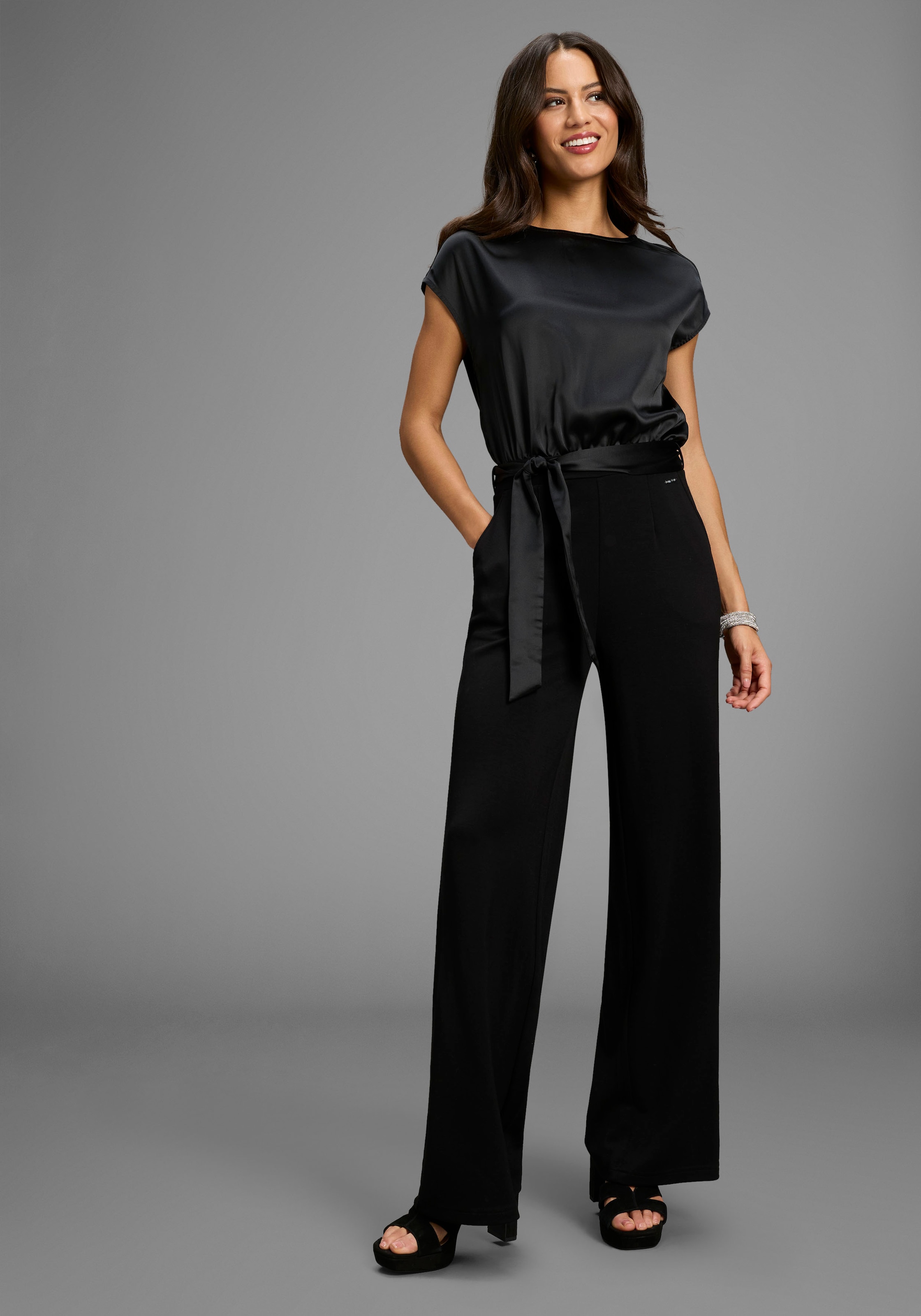 Laura Scott Jumpsuit , aus glänzendem Satin mit bequemer Jersey-Hose - NEUE KOLLEKTION