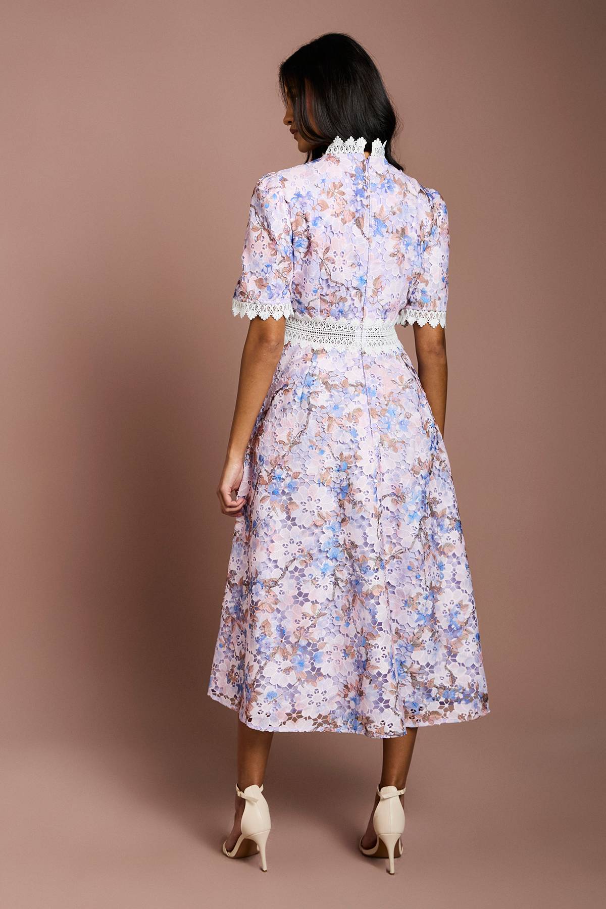 Coast Robe Midi Petite À Manches Courtes Avec Détails De Dentelle Imprimée