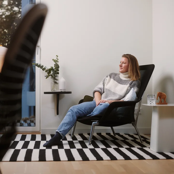 Vitra - Slow Chair, Beschichtet chocolate / Tricot braun / Kunststoffgleiter