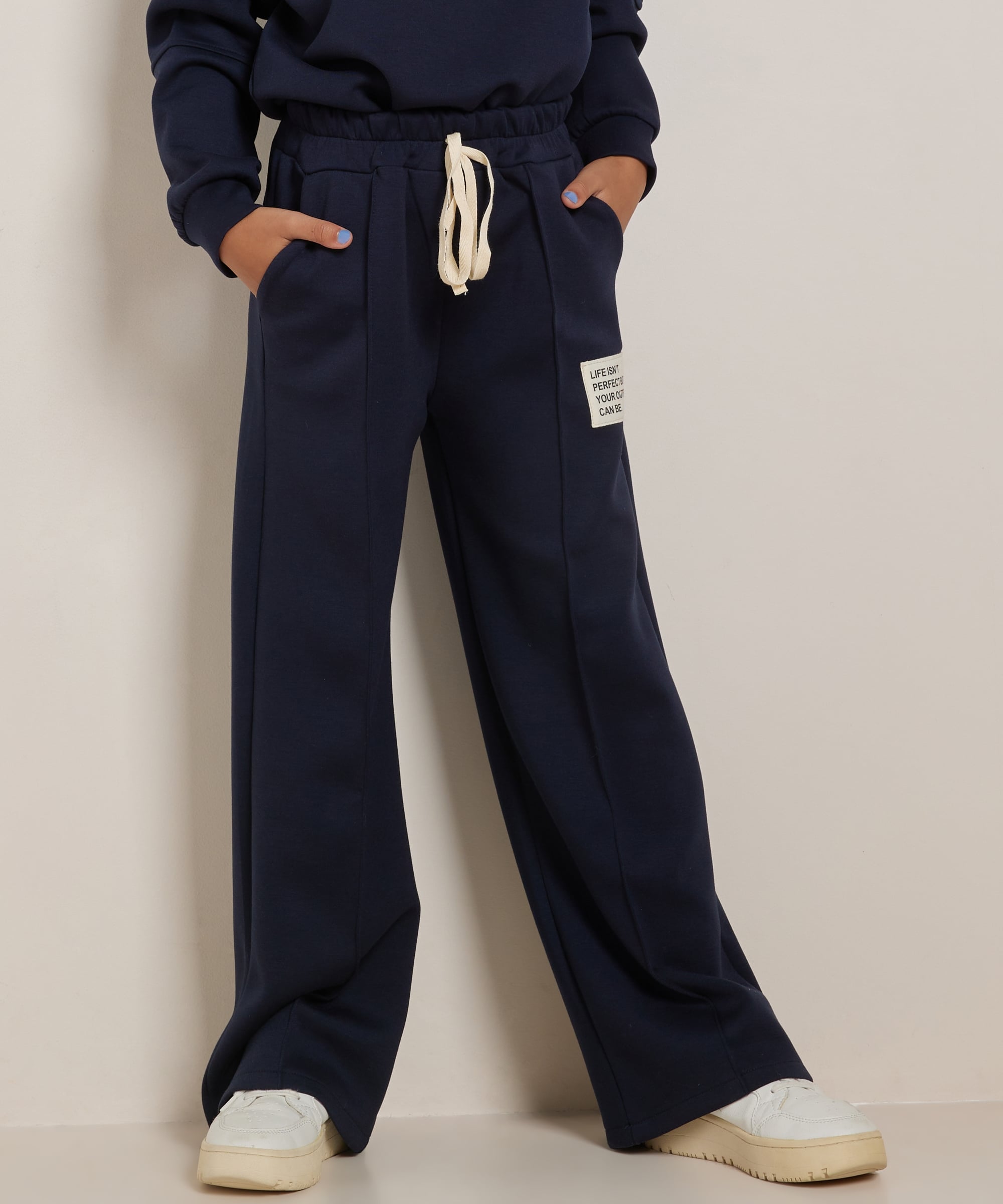 wide fit broek met label