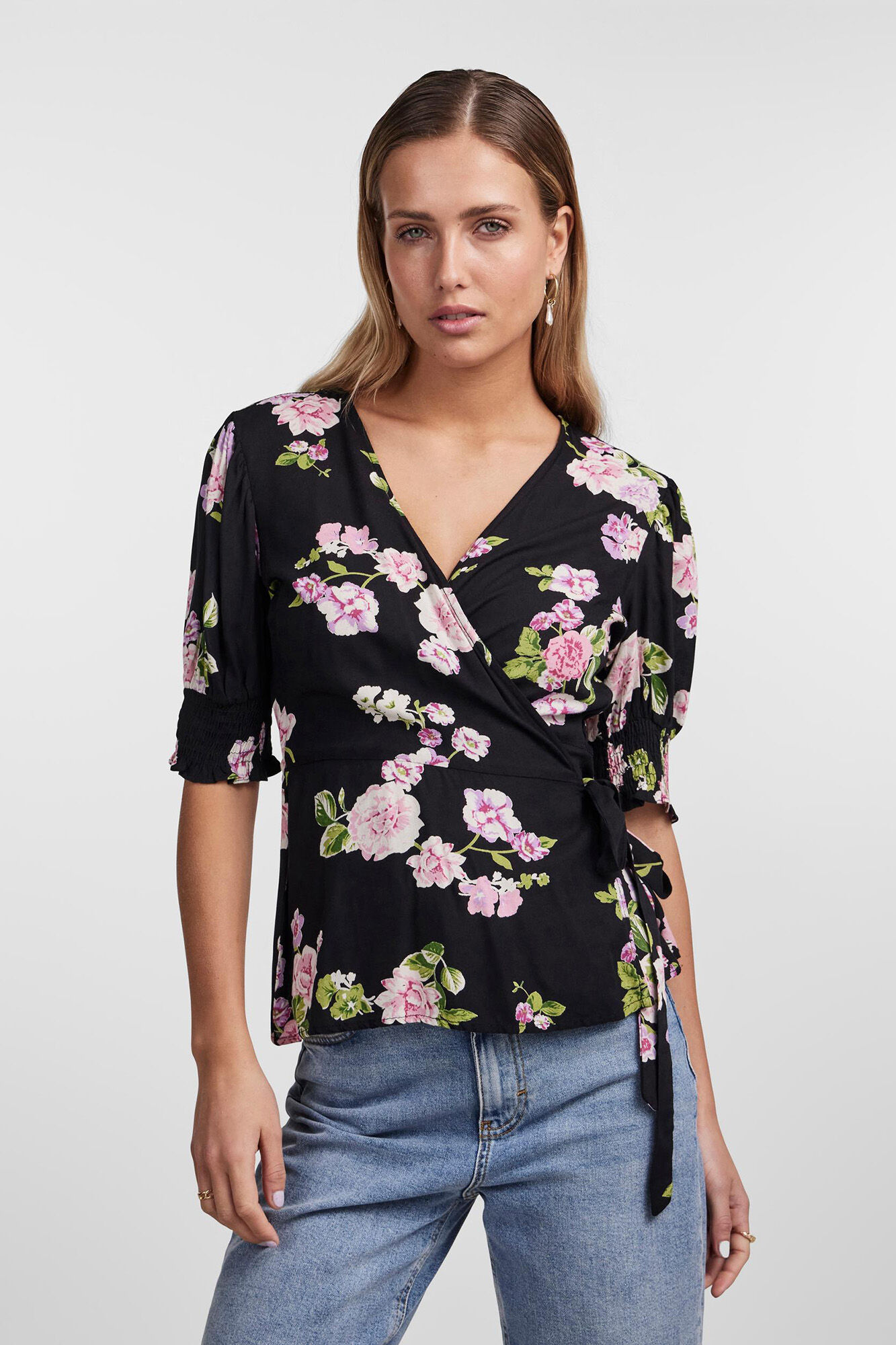 Camiseta com decote cruzado.