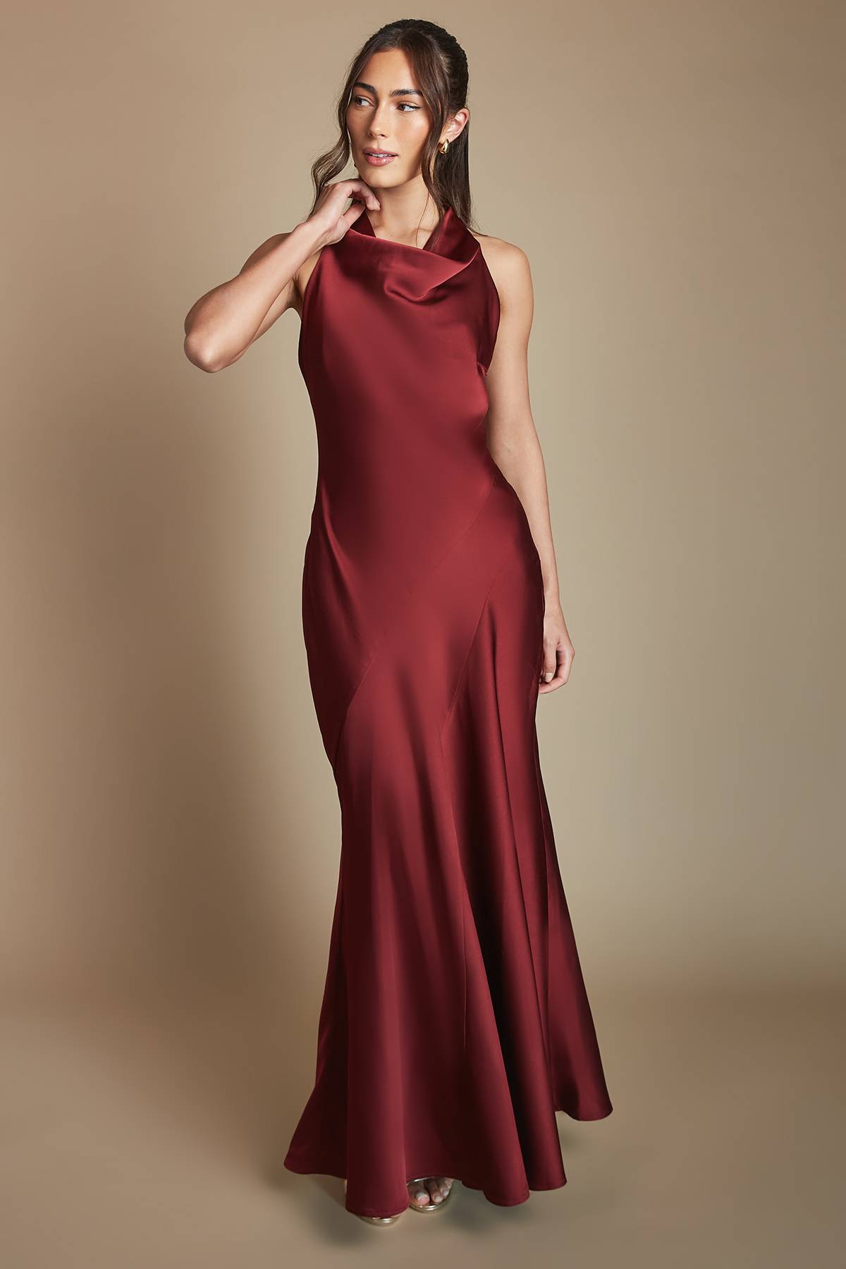 Oasis Robe De Demoiselle D'honneur Longue Satinée Col Bénitier Dos Nu Couleur Bordeaux