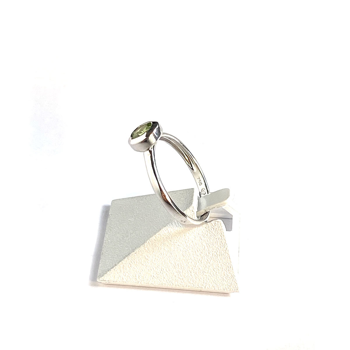 Bague d'occasion or 750 blanc péridot