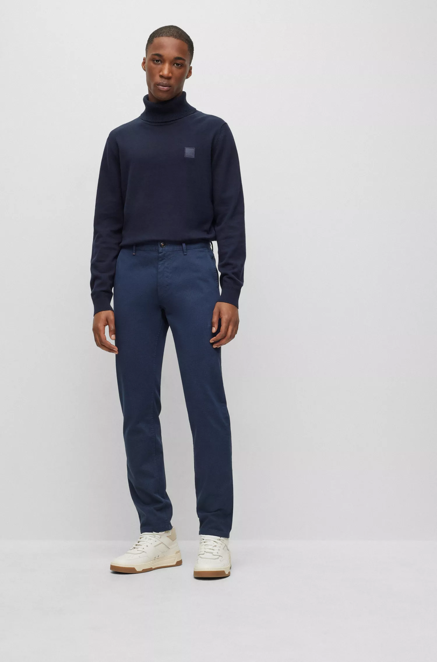 Calça BOSS laranja, corte slim, em cetim de algodão elástico.