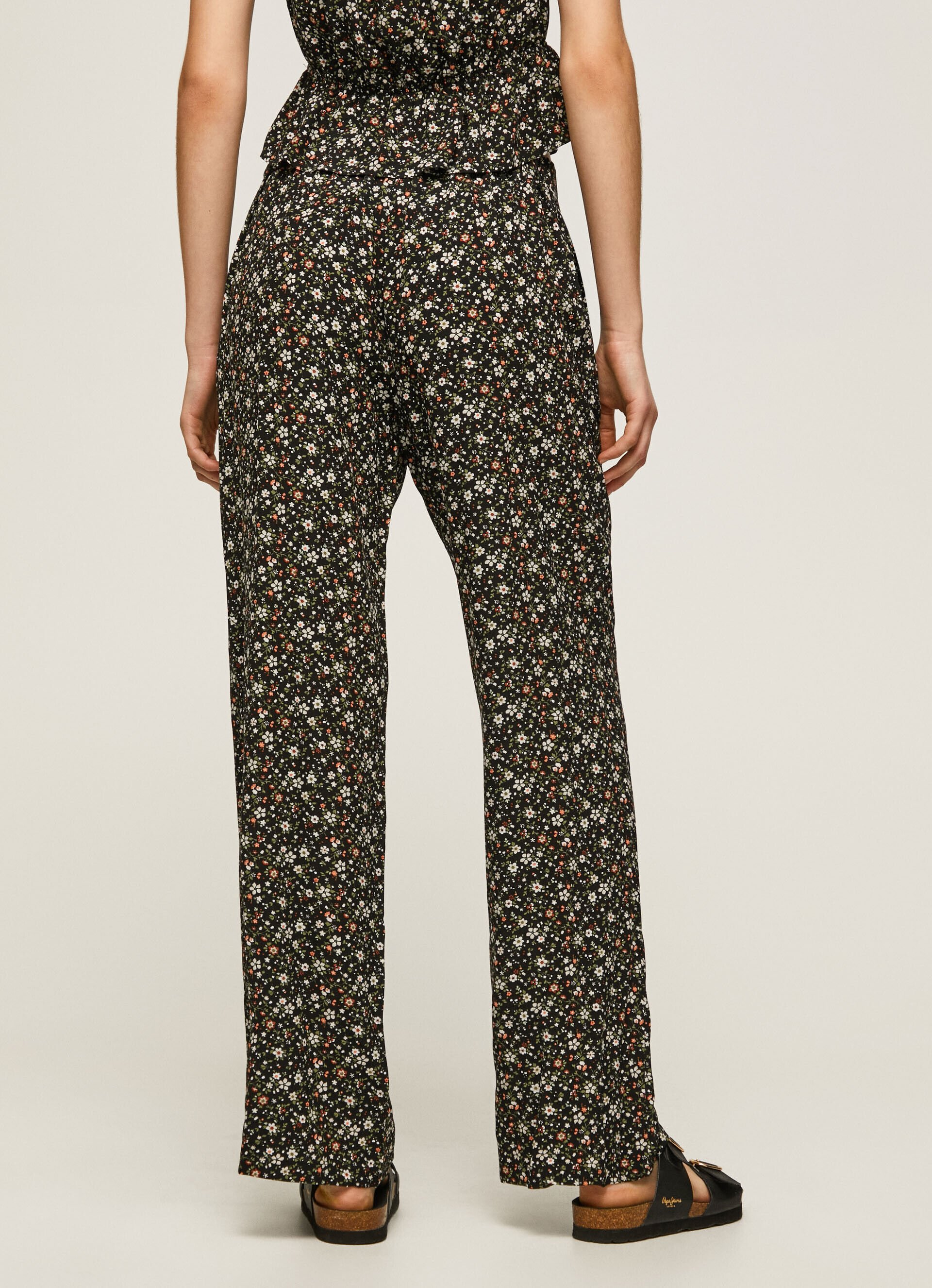 Calça de perna larga com estampa floral - multicolorida