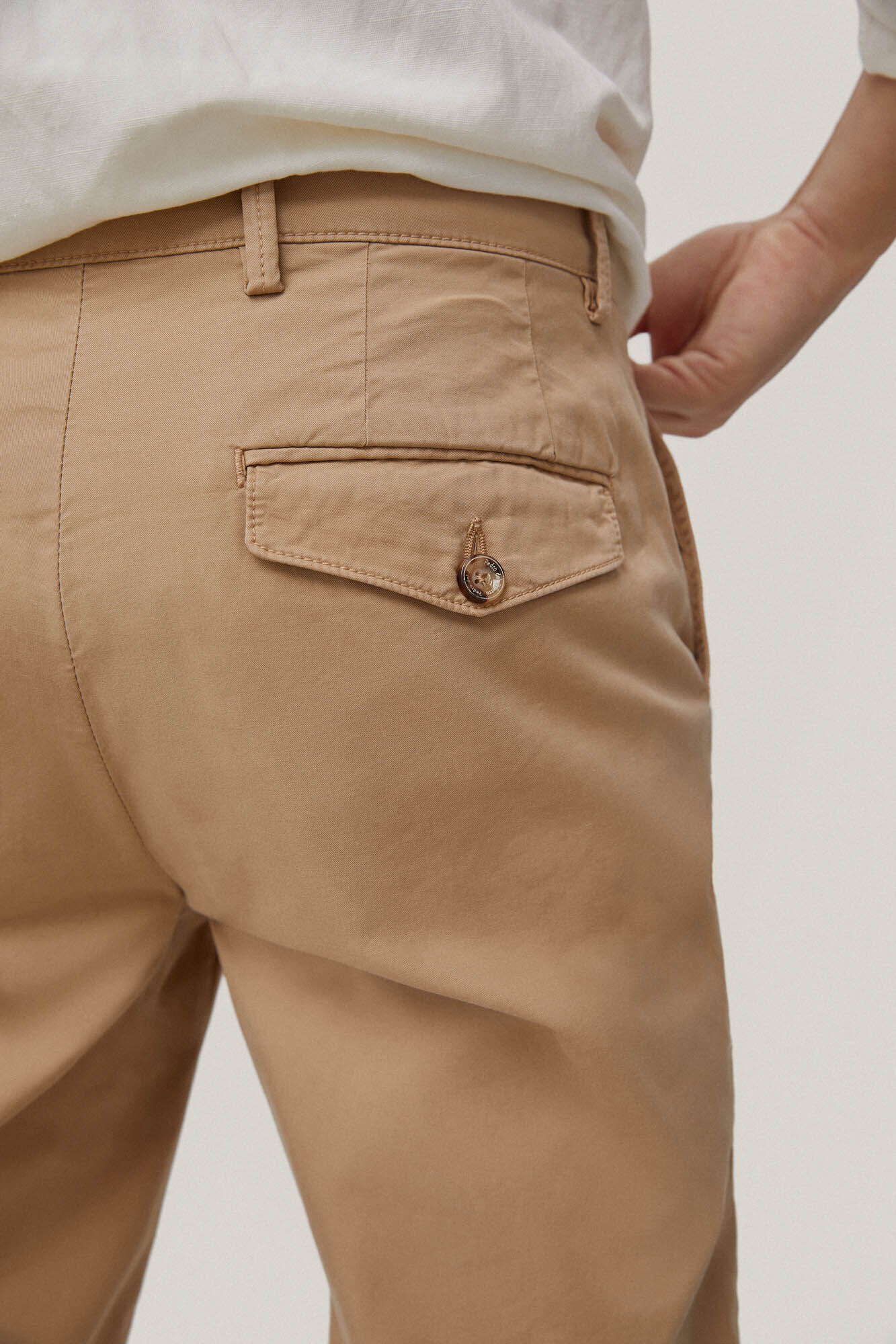 Calça chino premium, leve e de corte justo - Bege