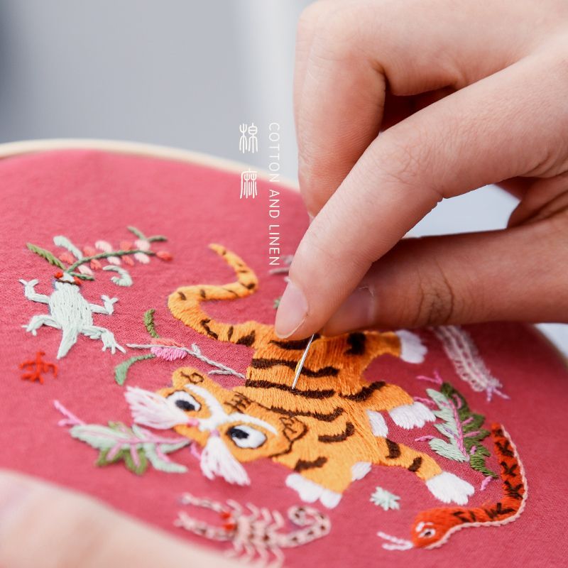 Embroidery Kingdom - DIY borduurpakket met tijgerslabbetje