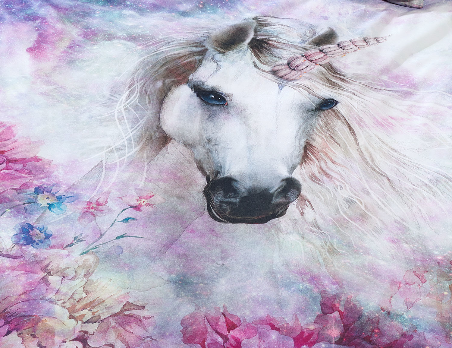 Bettwäsche mit zauberhaftem Einhorn in violetten Farbtönen