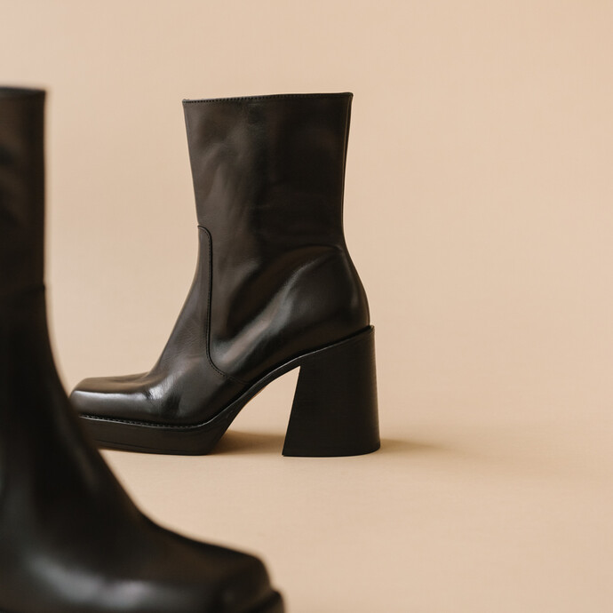 Boots à talons et bouts carrés  en cuir noir