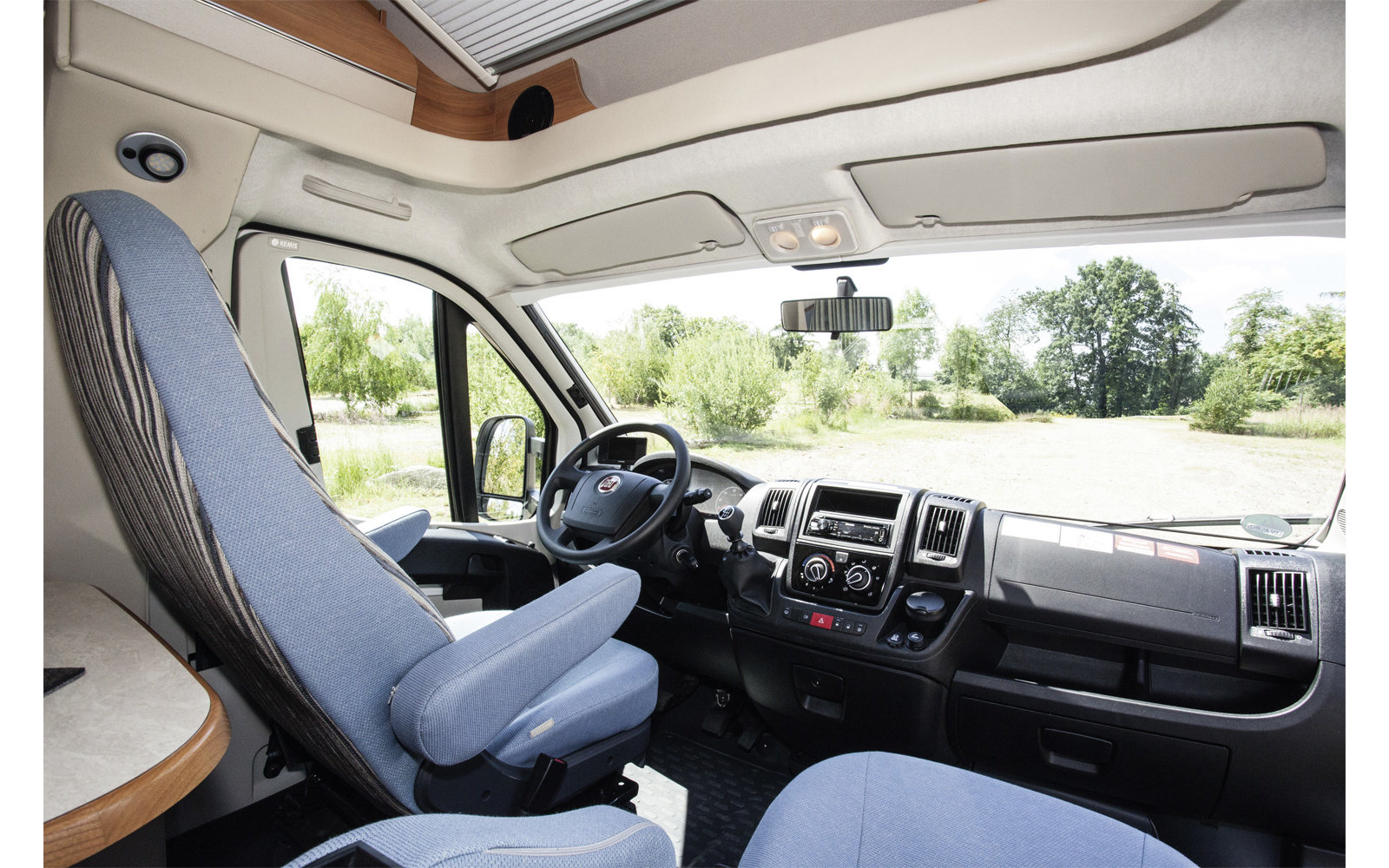 Remis Fahrerhausverdunkelung REMIfront IV Frontscheibe (ohne Sensoren) für Ford Transit (Modell V363) ab 2019