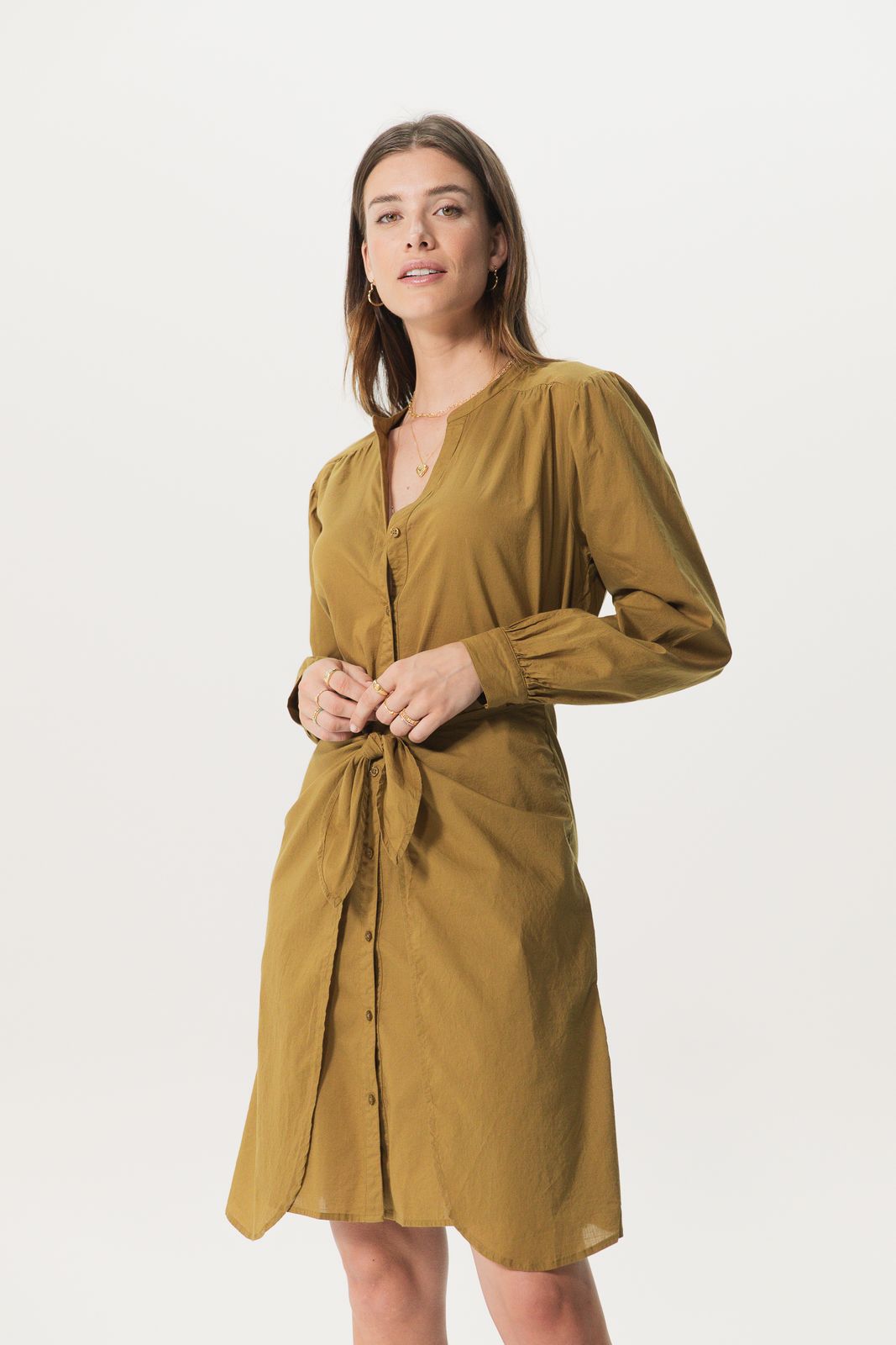 Mosterd groene doorknoop jurk met knoop detail