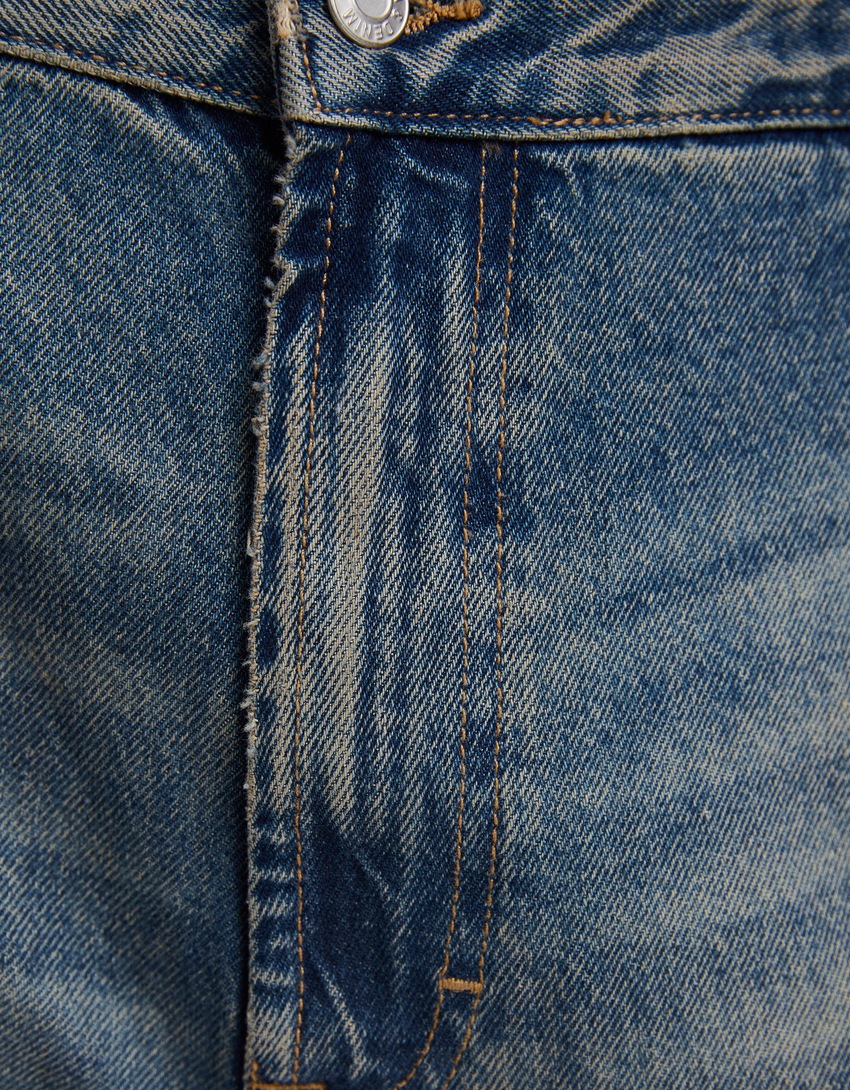 calça jeans estilo skater com efeito desbotado