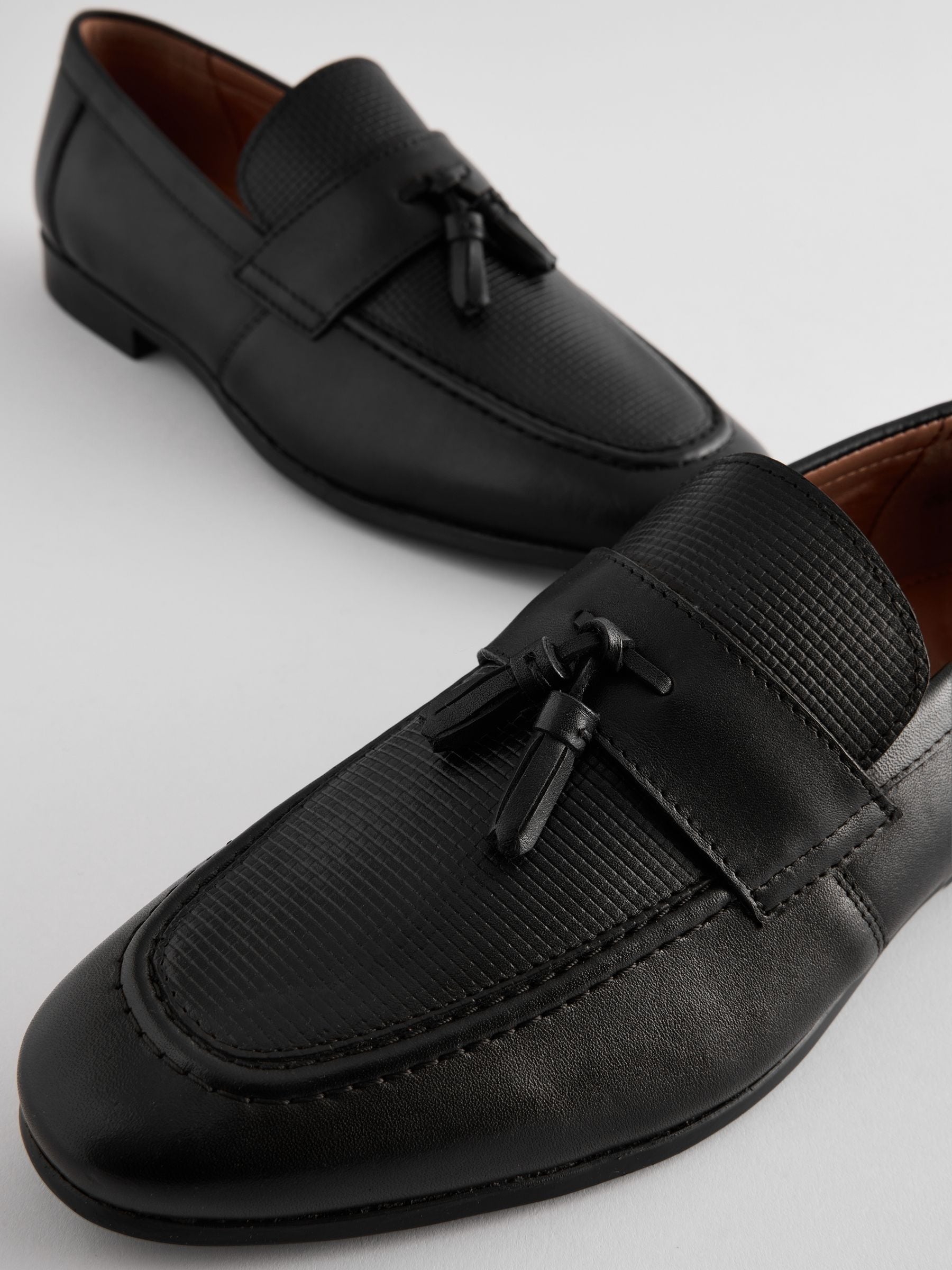 Zwart - Leren loafers met reliëf en kwastjes