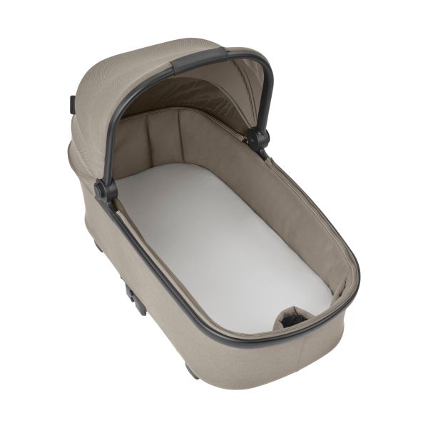 Bij Maxi Cosi begrijpen we dat het comfort en geluk van jouw baby uiterst belangrijk zijn. Daarom bieden wij de Maxi Cosi Hoeslakens voor de reiswieg aan, die eersteklas comfort en zachtheid bieden. Deze lakens zijn gemaakt van 100% biologisch, ongev