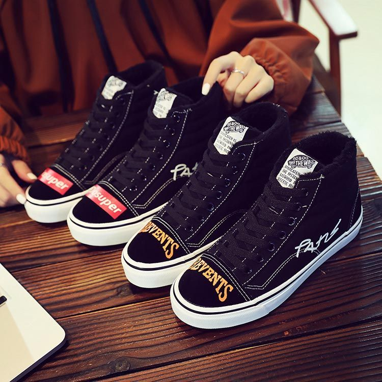 Solejoy - Hoge sneakers met vetersluiting en letters