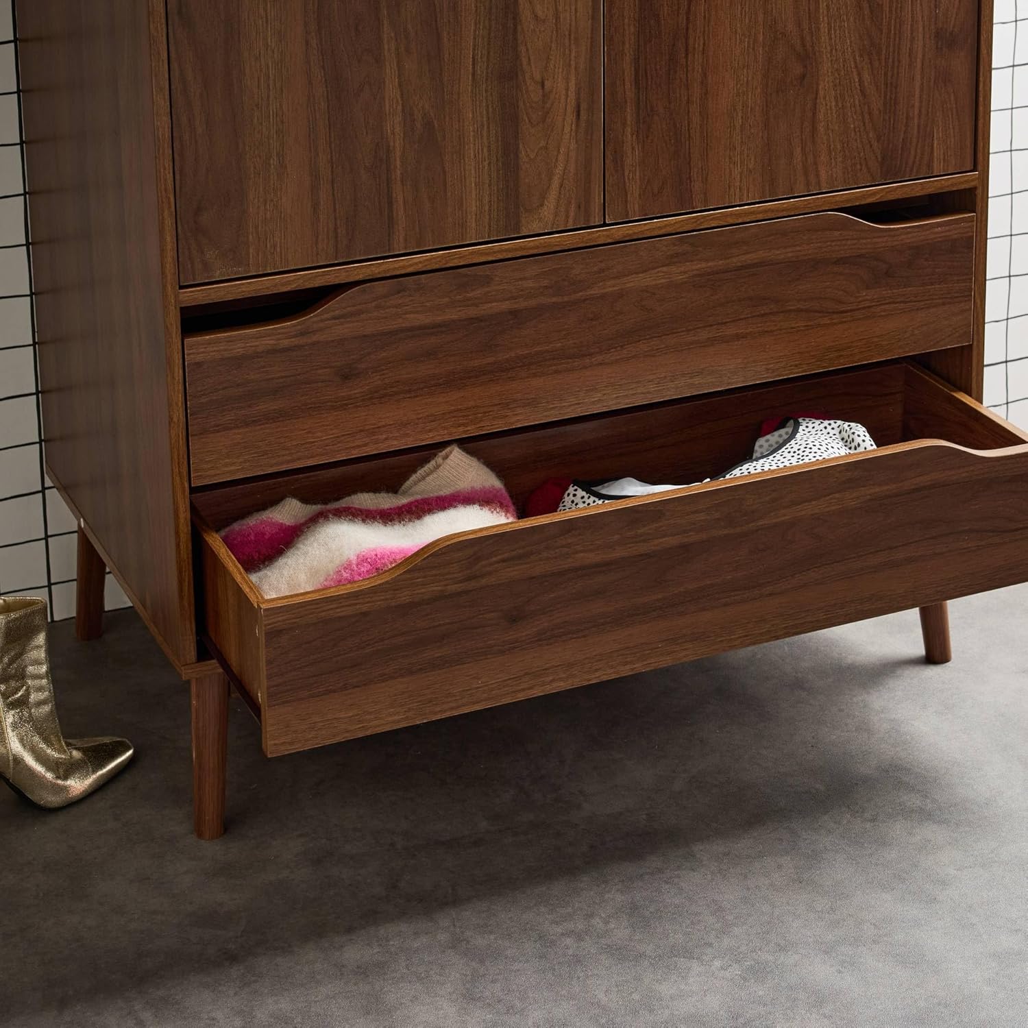 sweeek - Kleiderschrank im Vintage-Stil mit Holzdekor, 2 Türen, 2 Schubladen, 1 Kleiderstange - Nepal