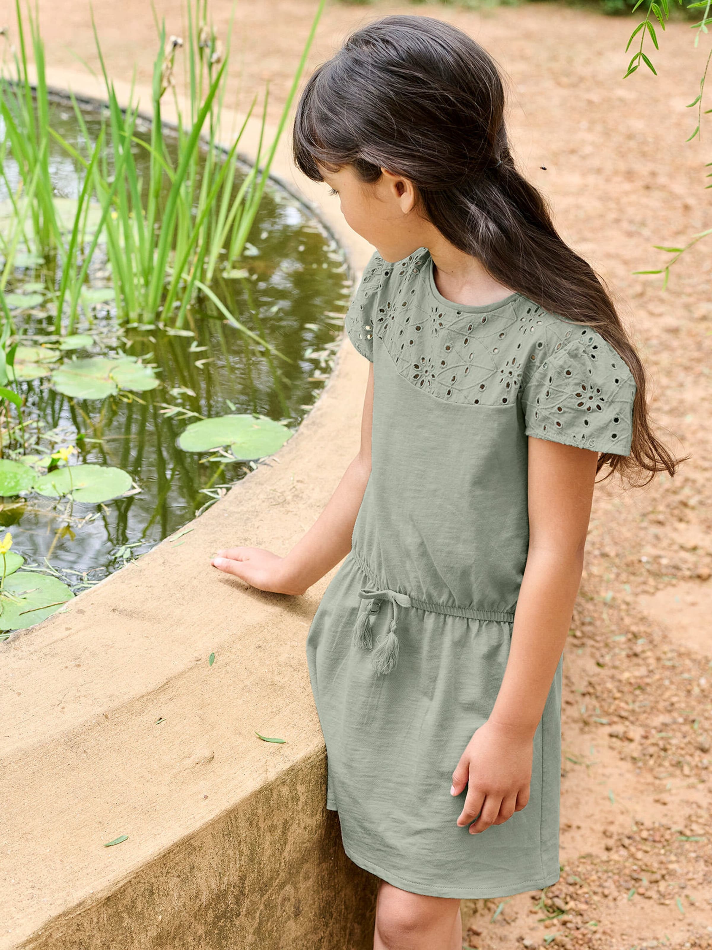 Vertbaudet Mädchen Kleid mit Lochstickerei salbeigrün