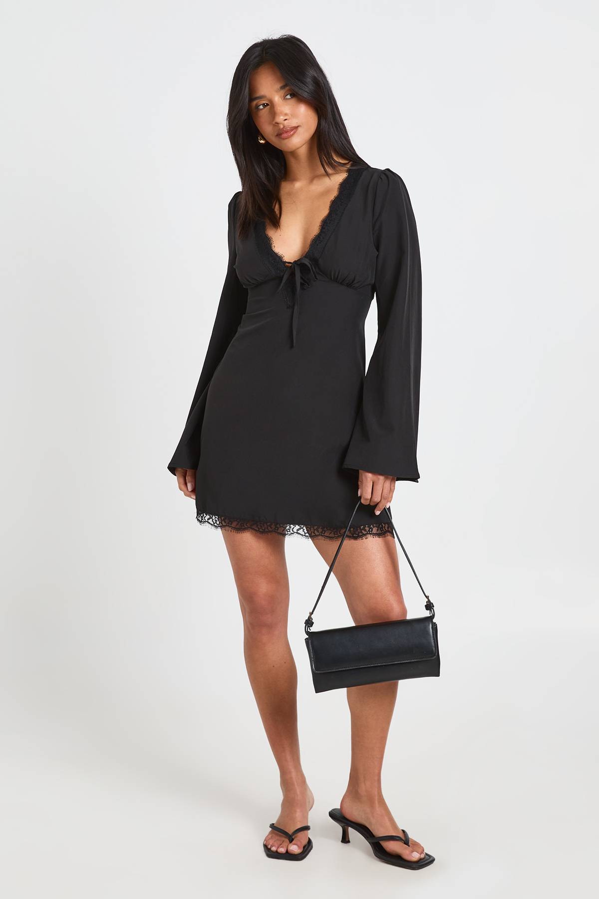 boohoo Robe Mini Petite À Manches Évasées Et Finitions En Dentelle