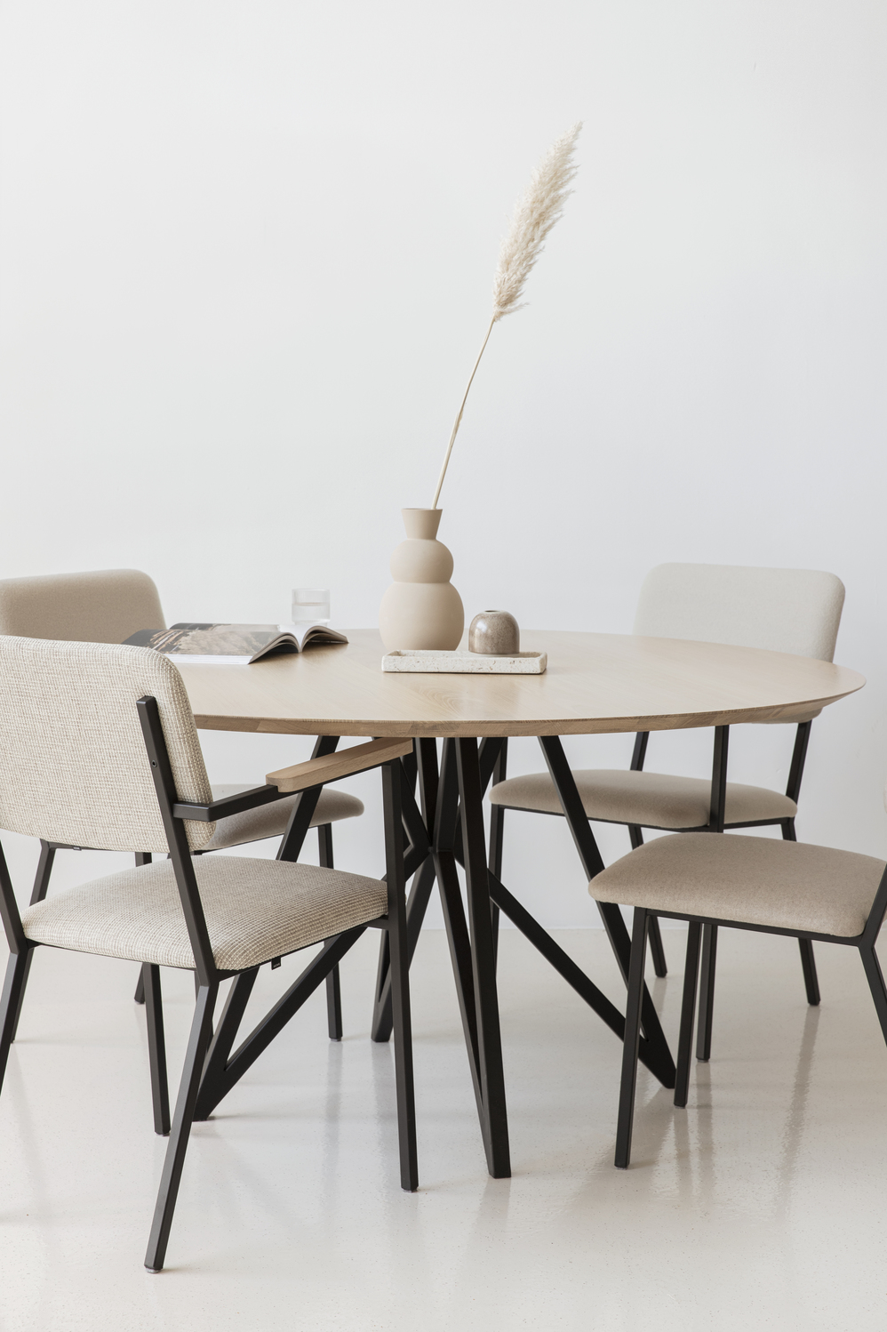 Studio HENK tafel Butterfly Rond Quadpod, zwart frame - Smart Collectie ⌀130 | Eikenhout | Verjongde Rand | Frame Zwart