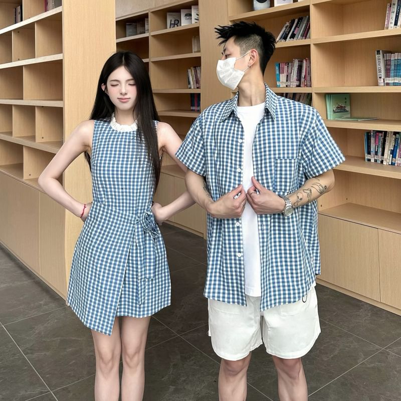 Azure - Koppel bijpassende mouwloze mock-neck Gingham asymmetrische volantrand strik taille mini A-lijn jurk / elleboogmouw overhemd met knoopsluiting