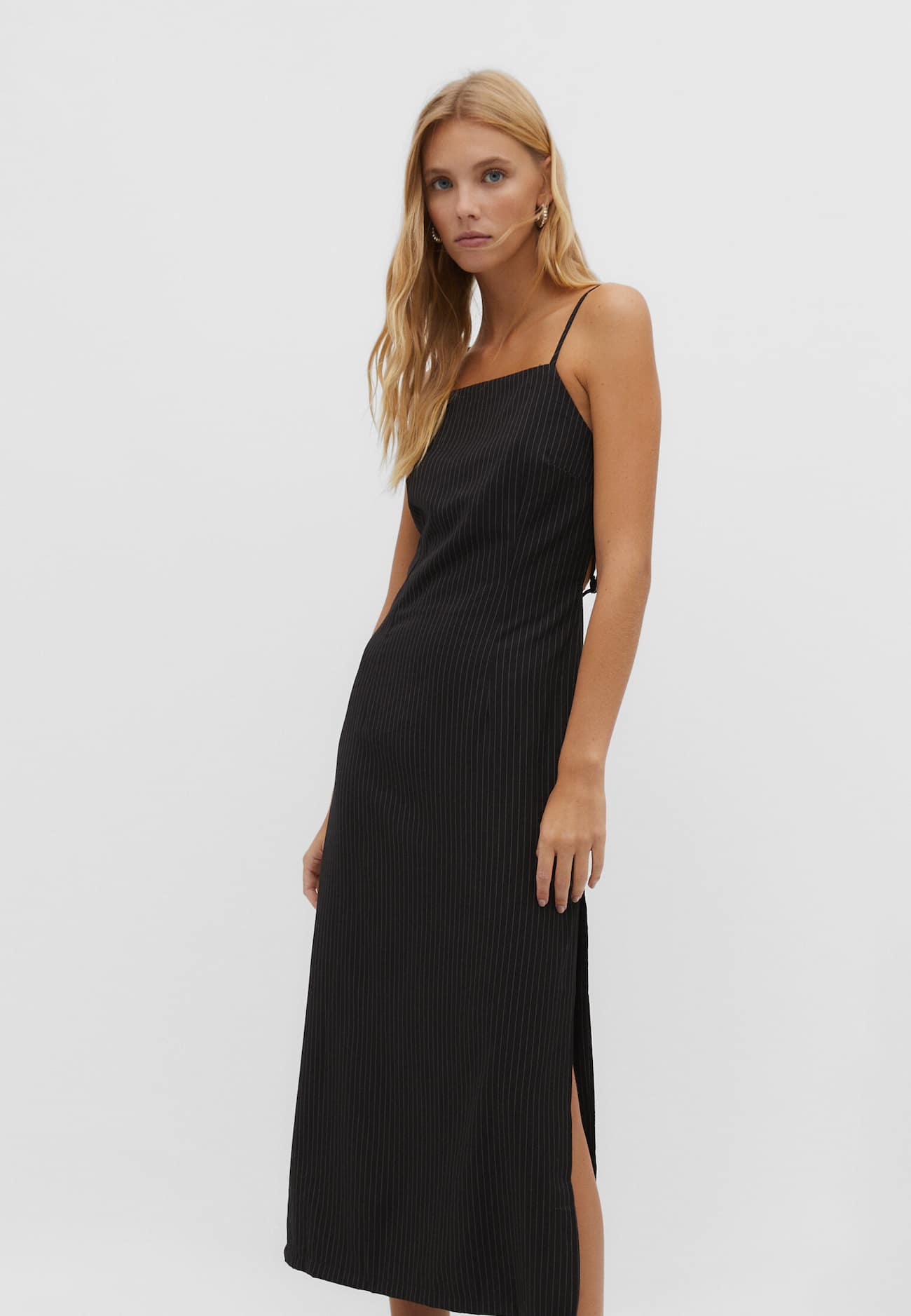 Vestido midi com alças finas