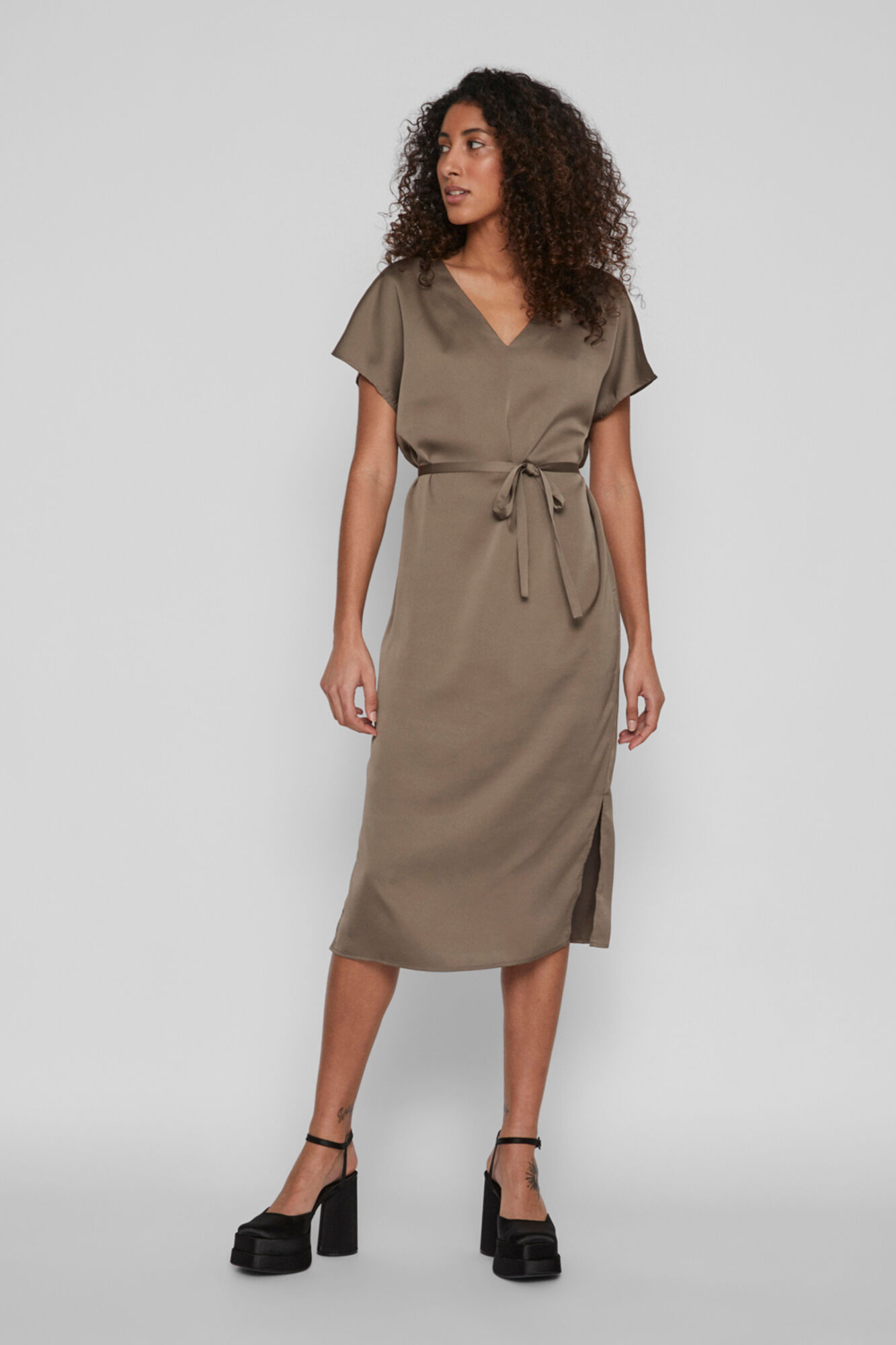 Vestido midi de cetim com mangas curtas - Marrom