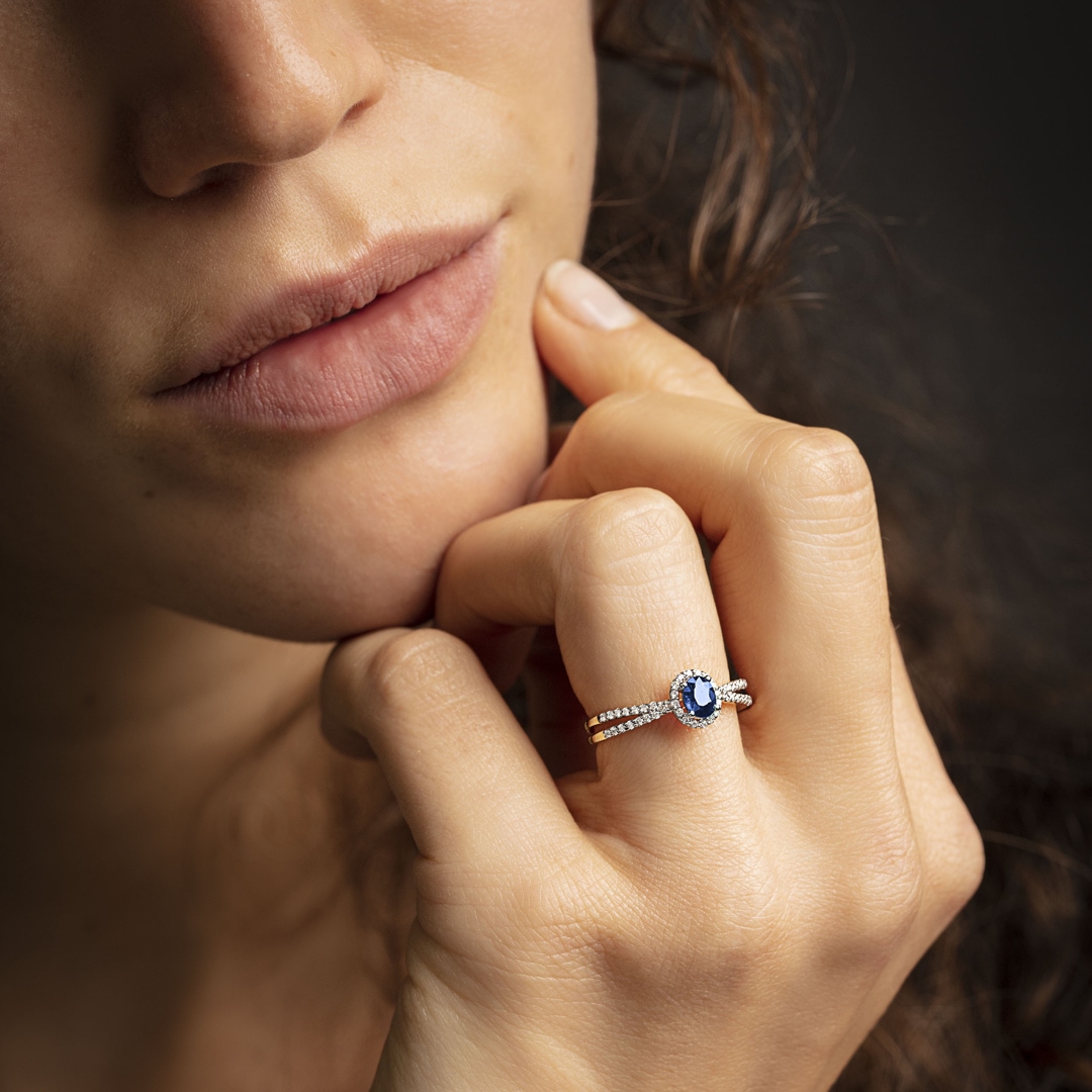Damenring 750/18 K Gelbgold mit Saphir oval und Diamanten 0.19 ct H/si