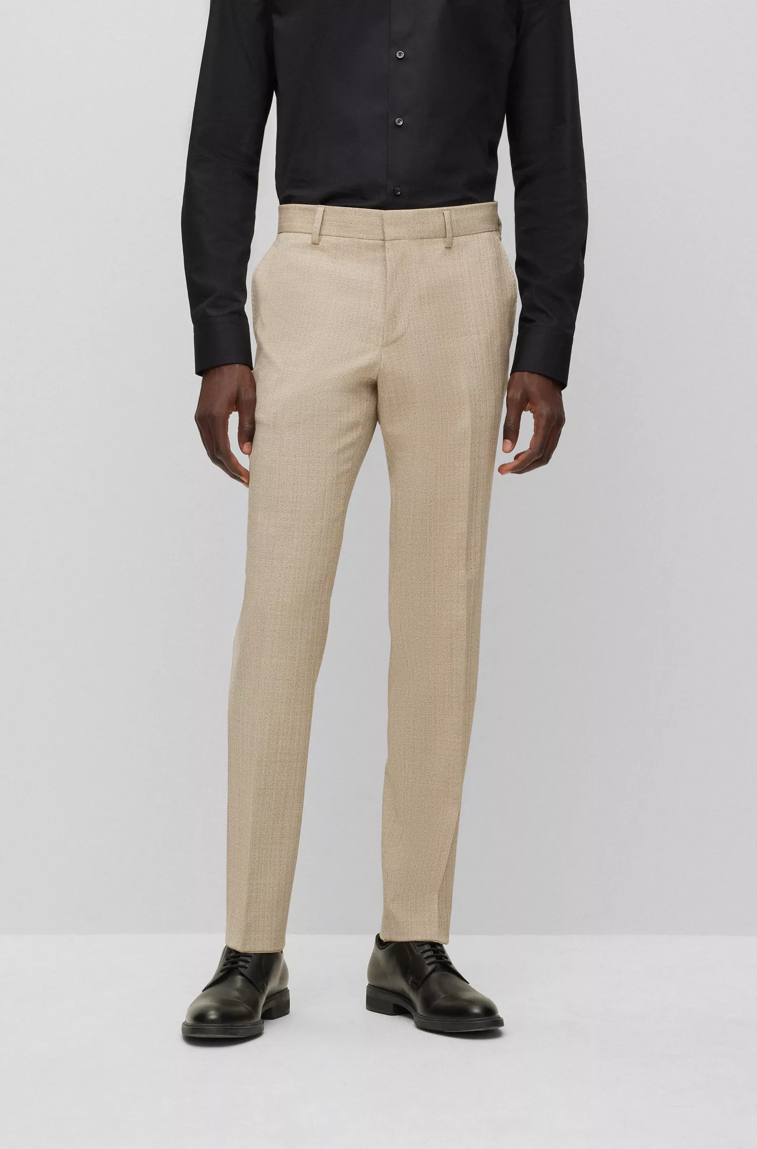Terno BOSS preto, corte slim, em lã elástica com microestampa.