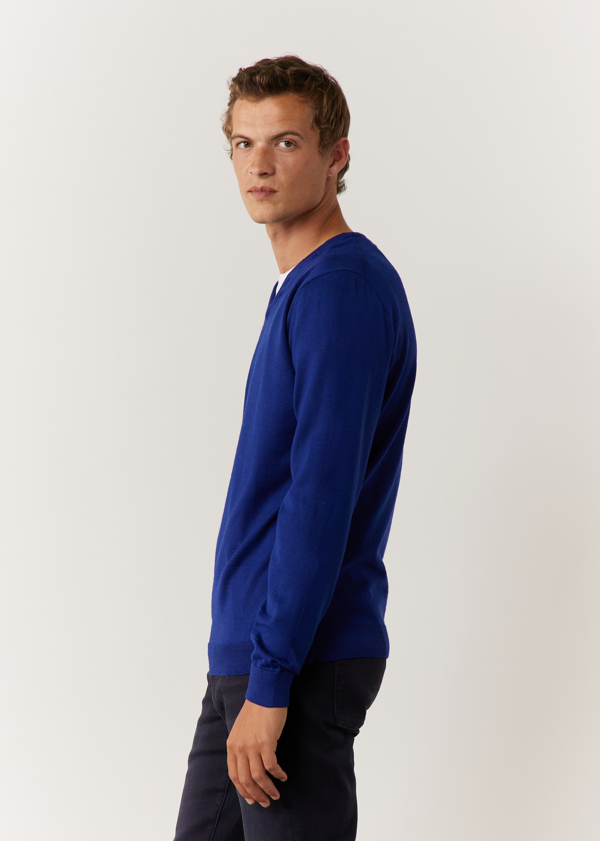 Pull col V en laine Mérinos mélangée unie bleu cobalt