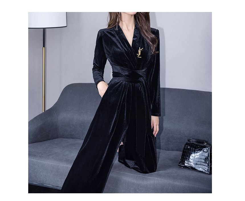 Bornite - Set: Lange mouwen V-hals effen fluwelen jumpsuit + broche
