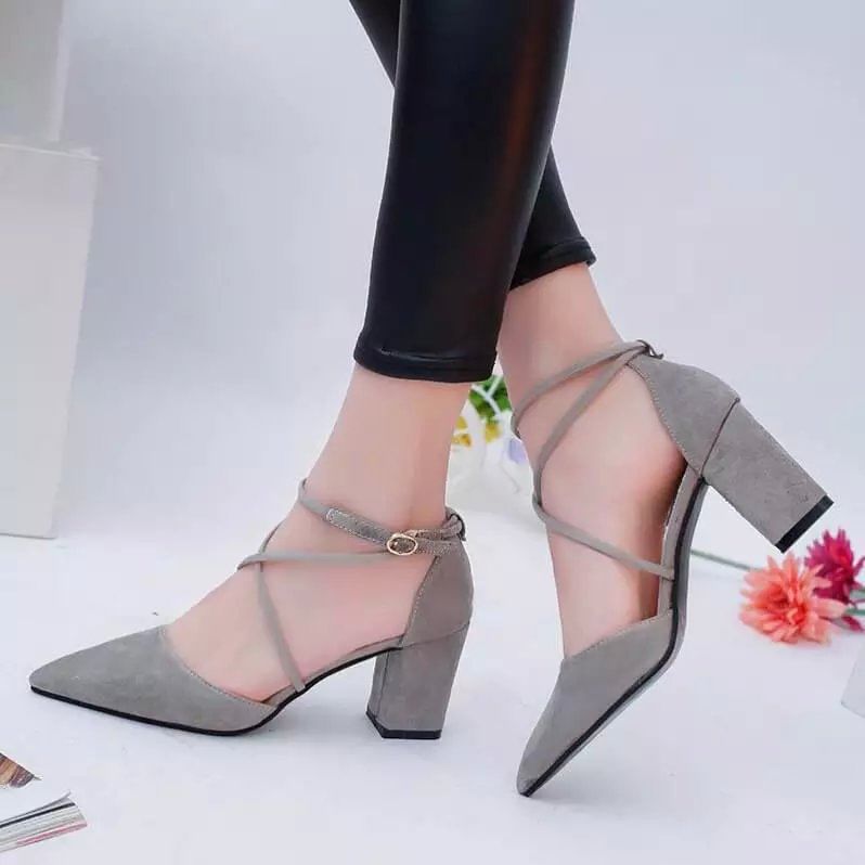 Terute - Puntige enkelband sandalen met dikke hak