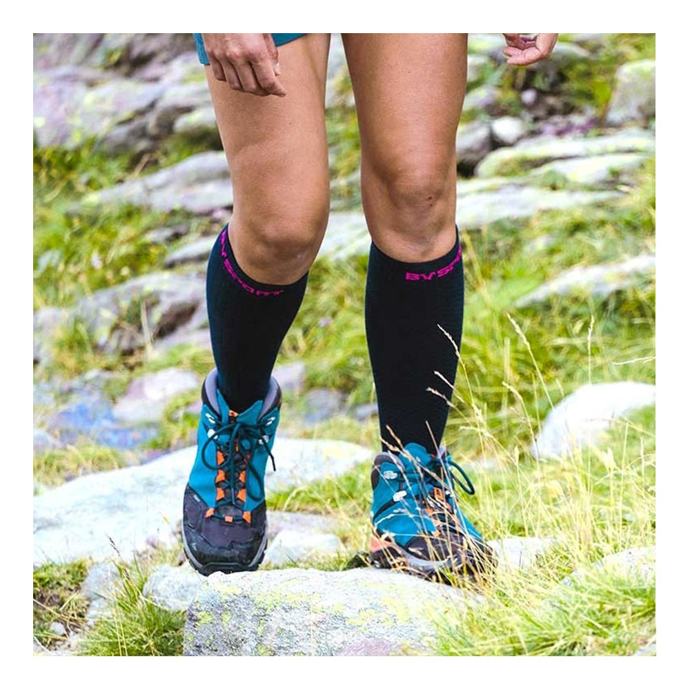 BV Sport TREK COMPRESSION EVO - Chaussettes noir/vert