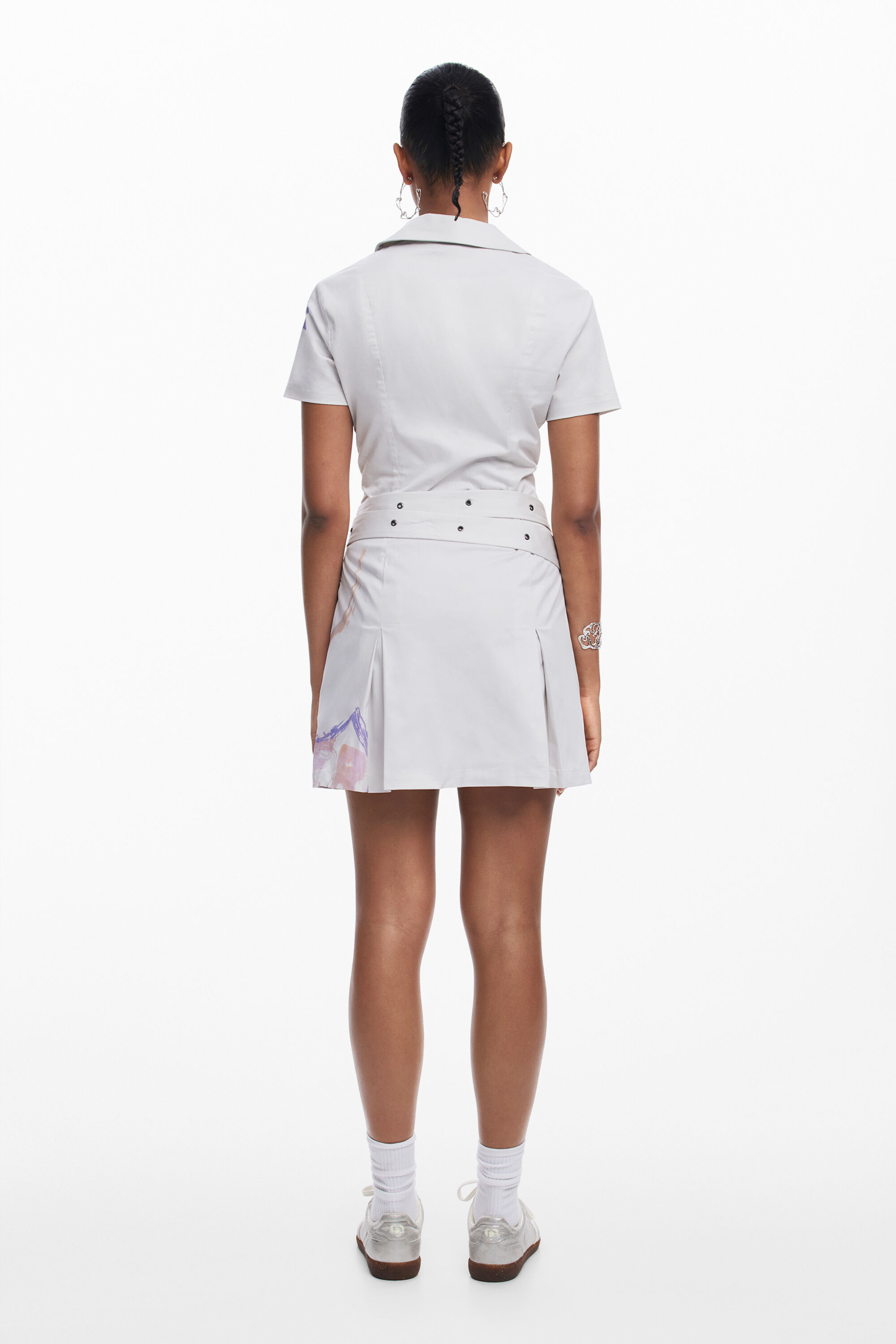 Vestido curto com cinto
