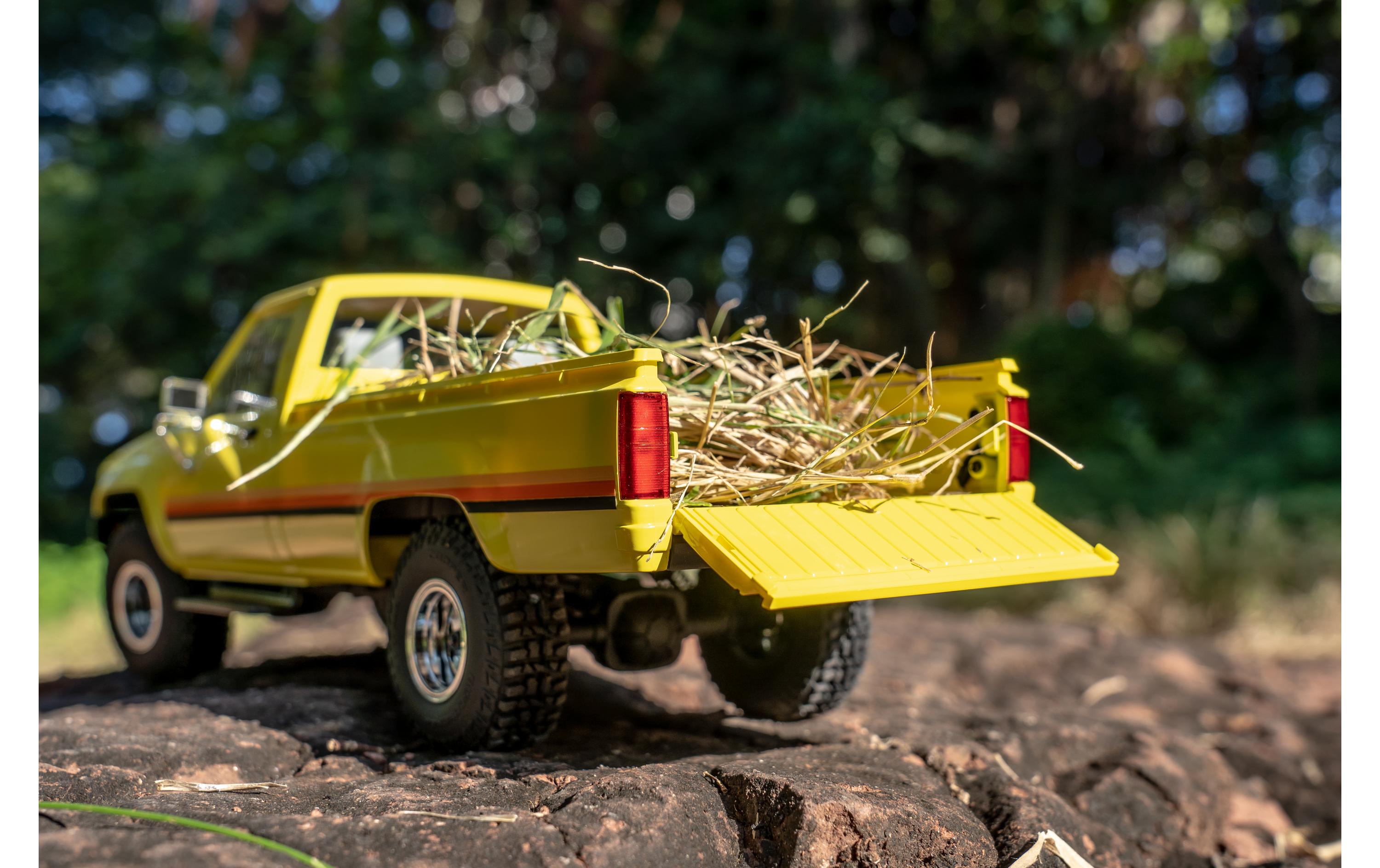 Scale Crawler Toyota Hilux 1983, 4WD RTR, 1:18<br>Detailgetreuer RC Pickup im Massstab 1:18