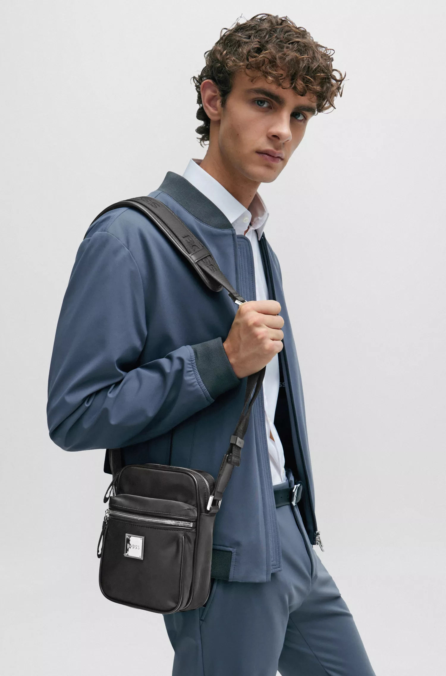 Bolsa BOSS Black-Reporter em tecido reciclado com placa metálica com o logotipo.
