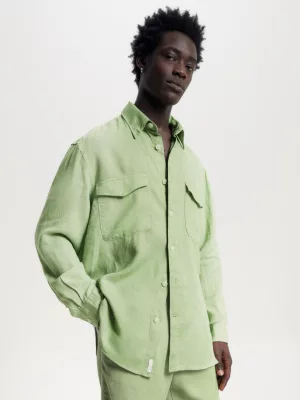 Camisa Tommy Hilfiger x Vacation em linho com bolso de aba