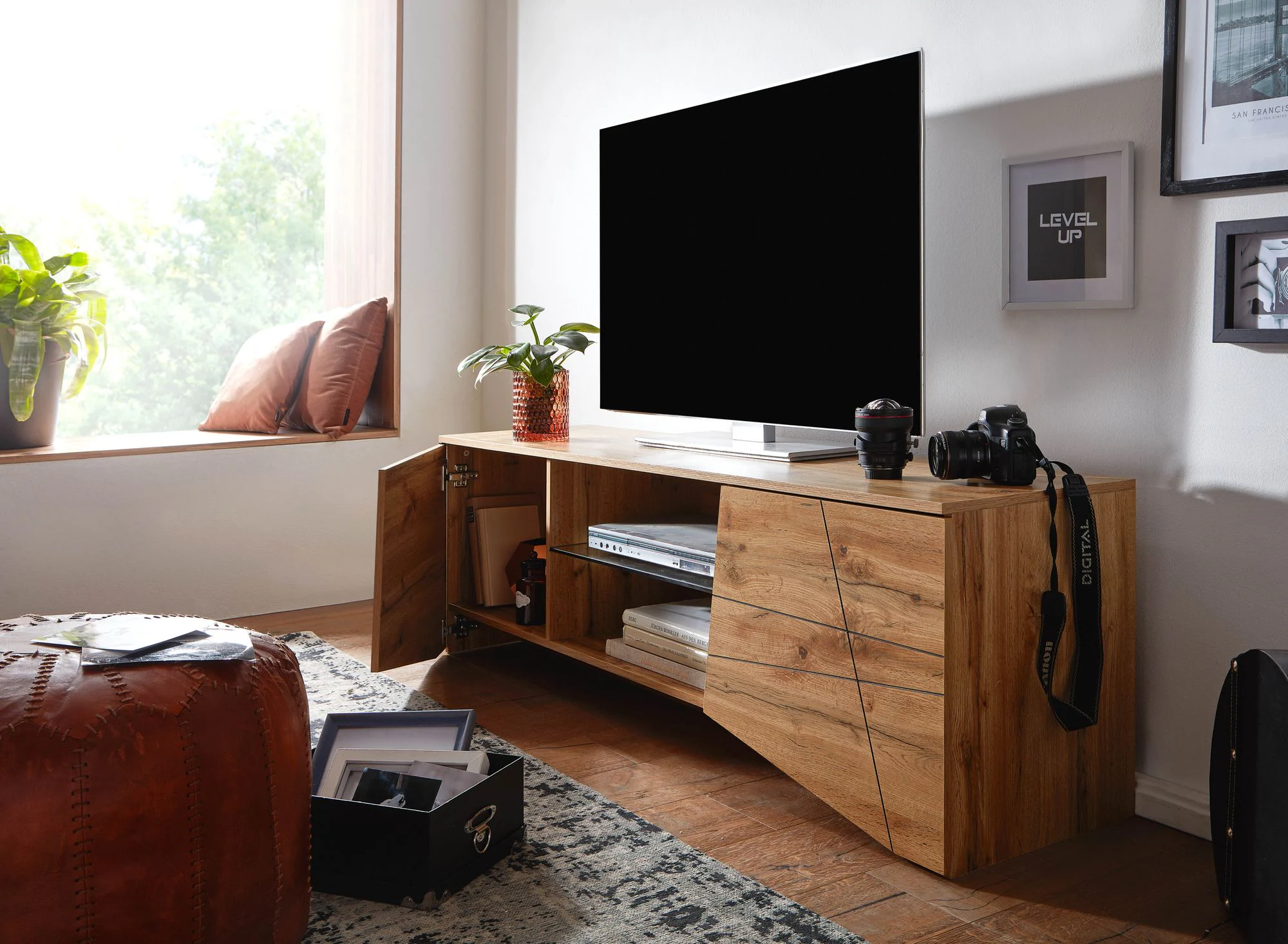KADIMA DESIGN TV-Lowboard Holz Eiche-Dekor, Platz für 70-Zoll TV, Eichenoptik und Glas